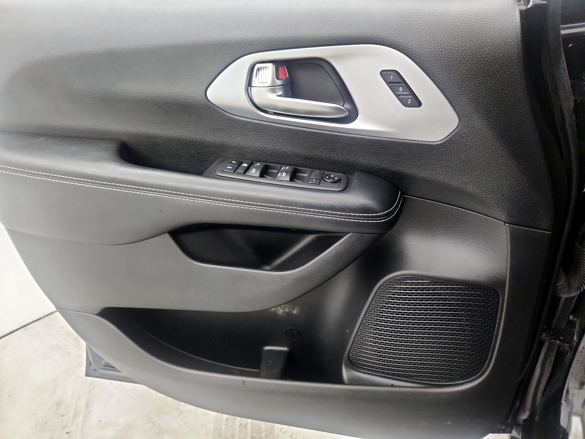 Thumbnail: 2020 Chrysler Pacifica - 12