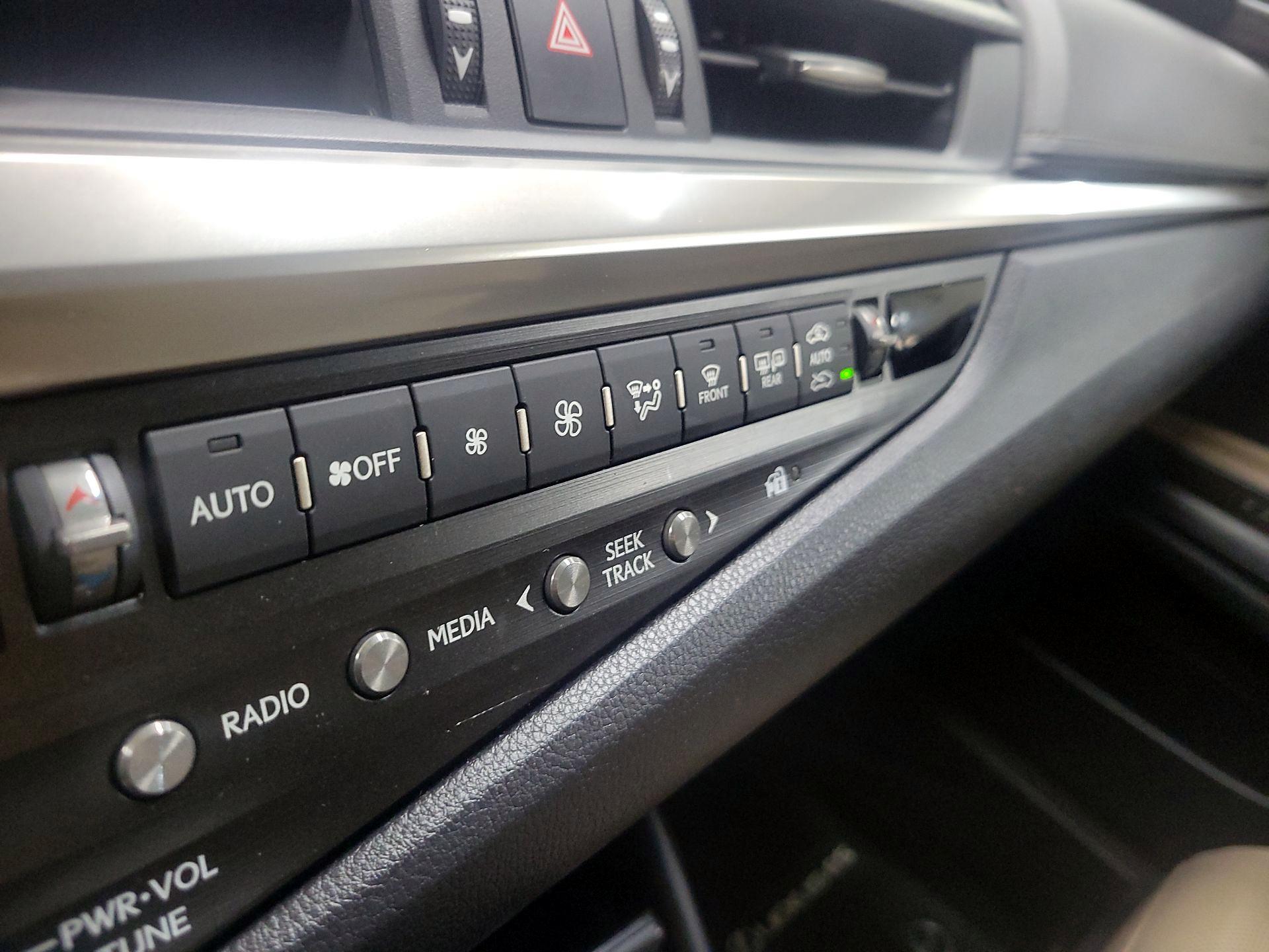 Thumbnail: 2019 Lexus ES - 16
