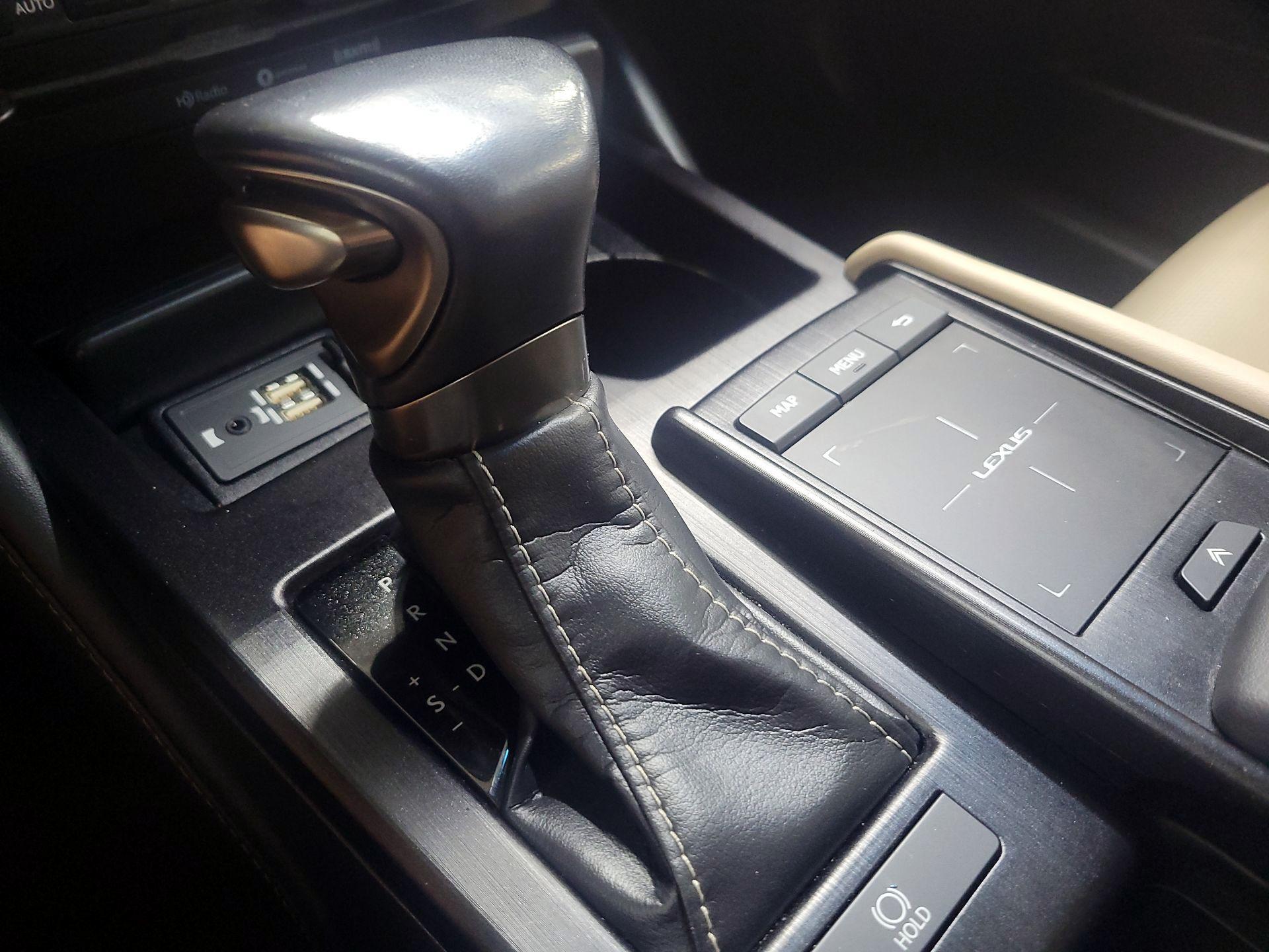 Thumbnail: 2019 Lexus ES - 17