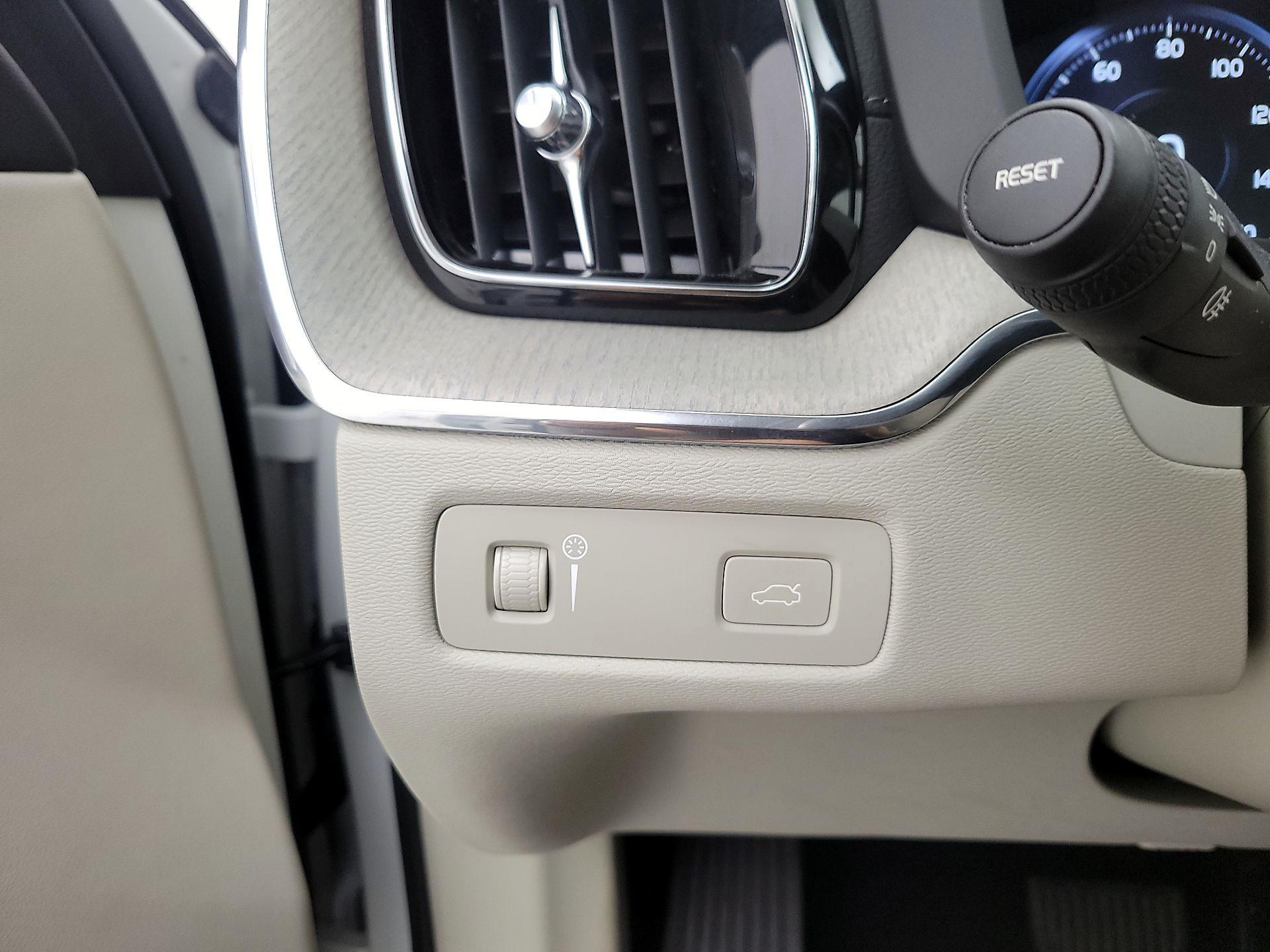 Thumbnail: 2020 Volvo XC60 - 13