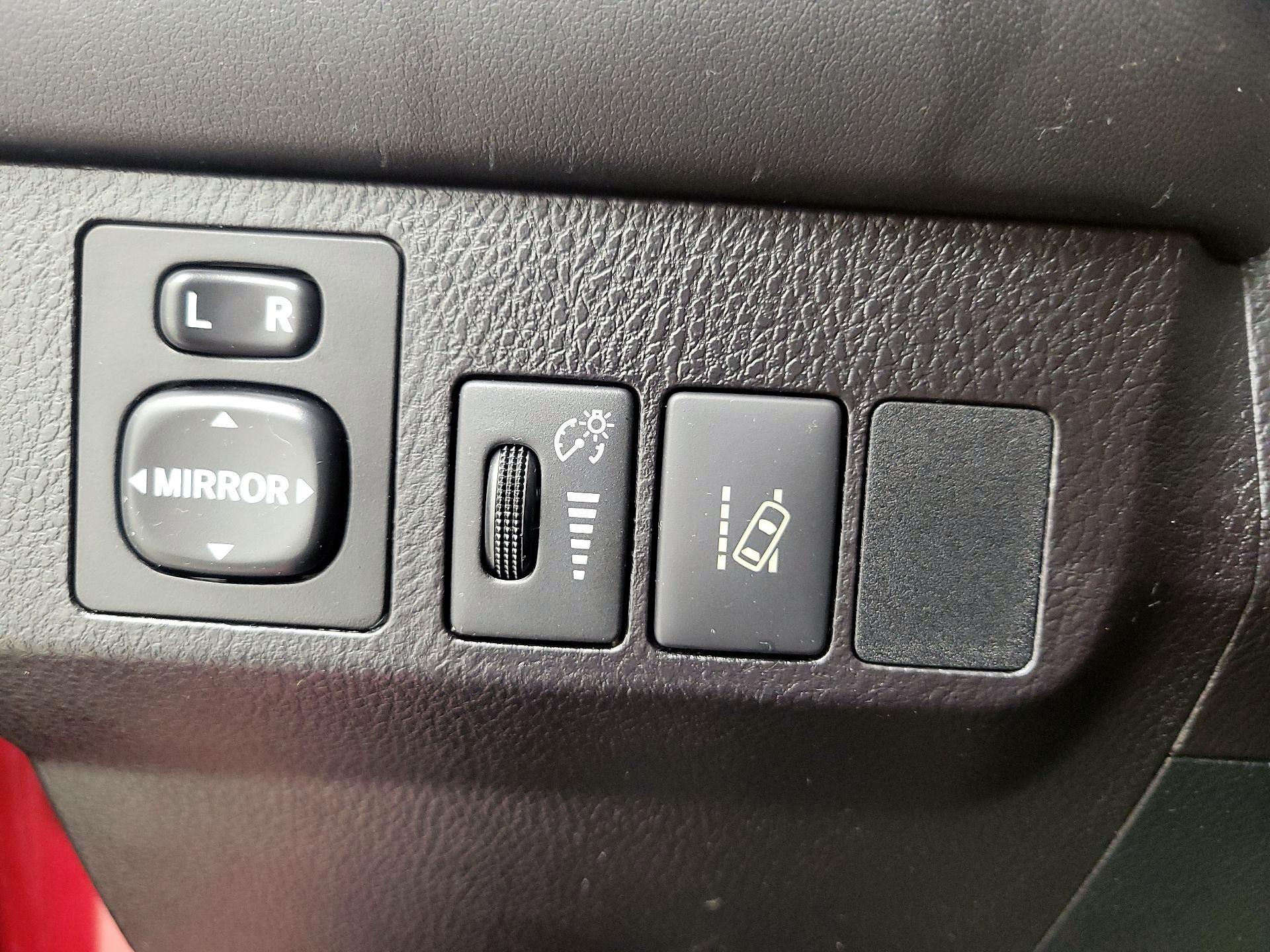 Thumbnail: 2018 Toyota RAV4 - 13