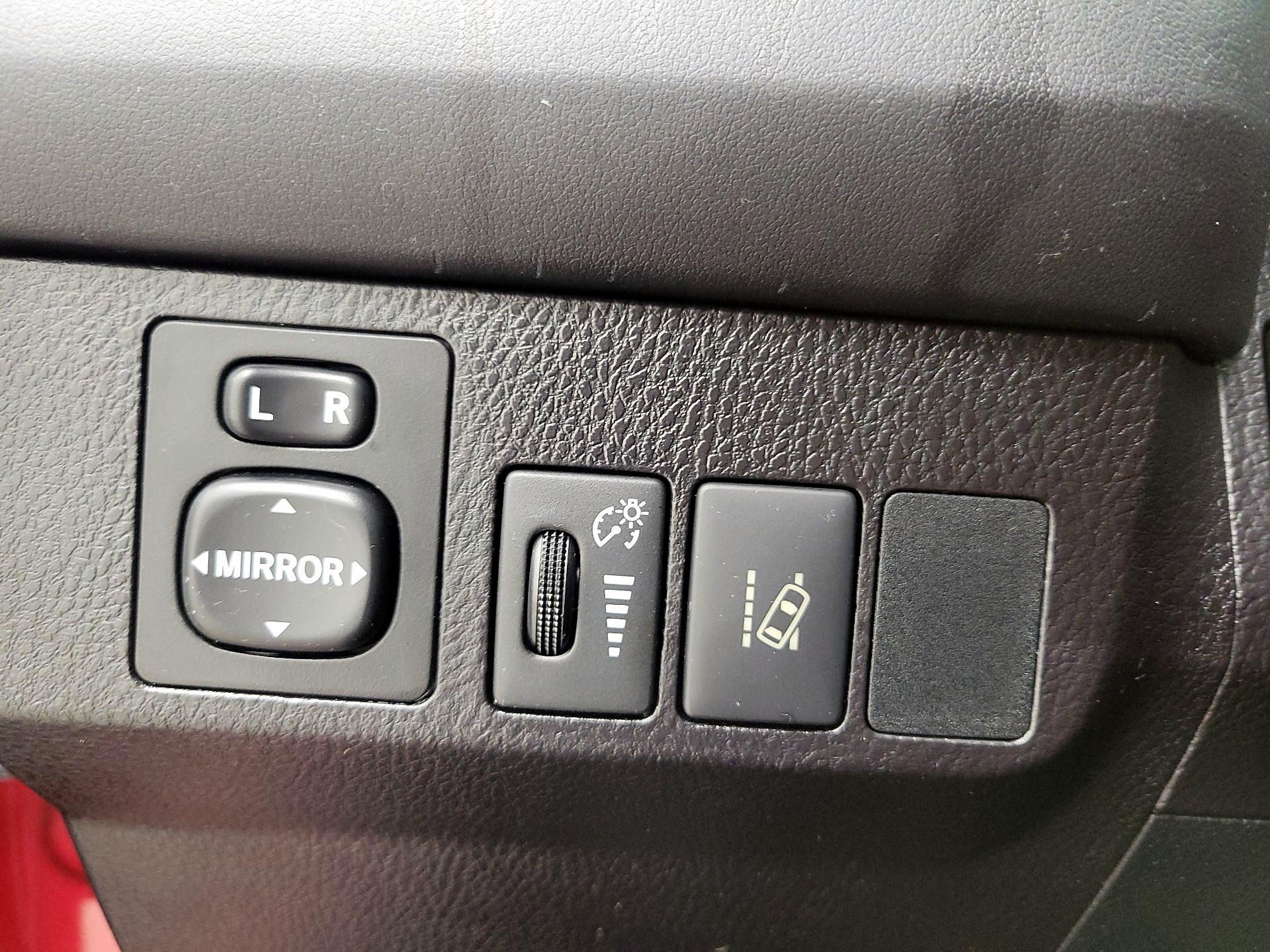Thumbnail: 2018 Toyota RAV4 - 14