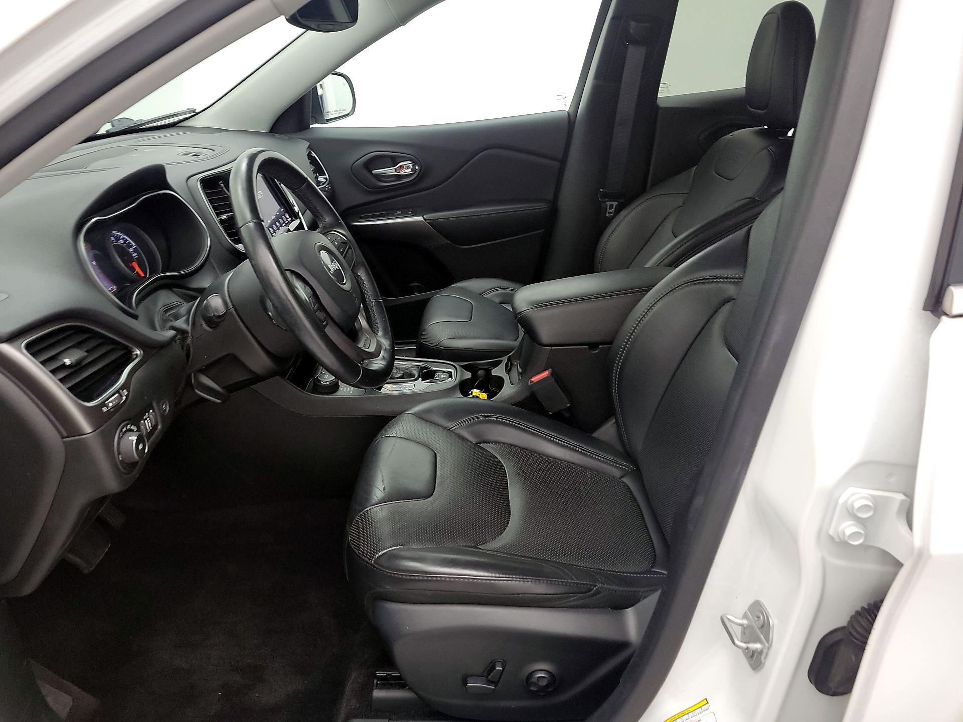 Thumbnail: 2019 Jeep Cherokee - 11