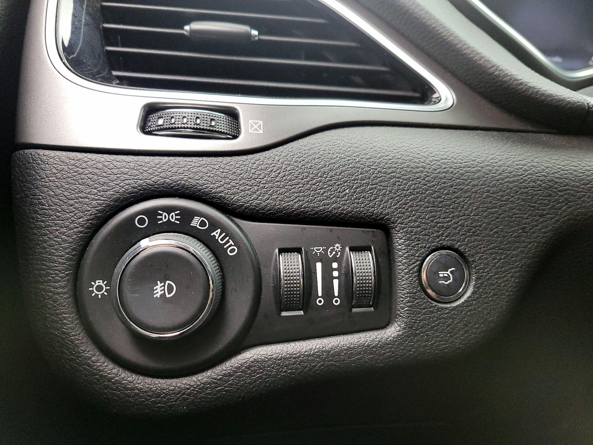 Thumbnail: 2019 Jeep Cherokee - 13