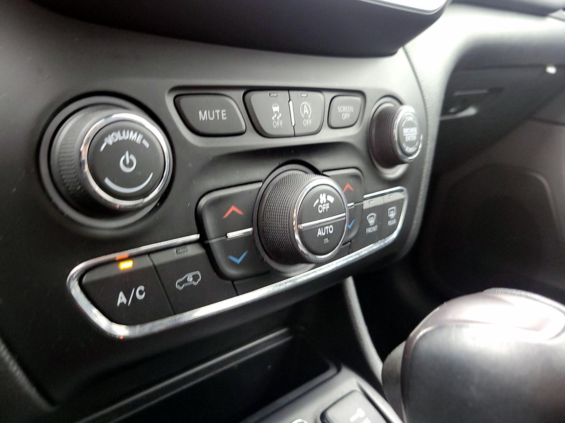Thumbnail: 2019 Jeep Cherokee - 16
