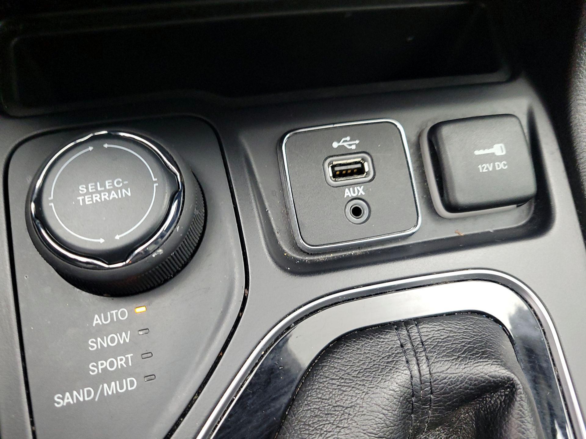 Thumbnail: 2019 Jeep Cherokee - 18