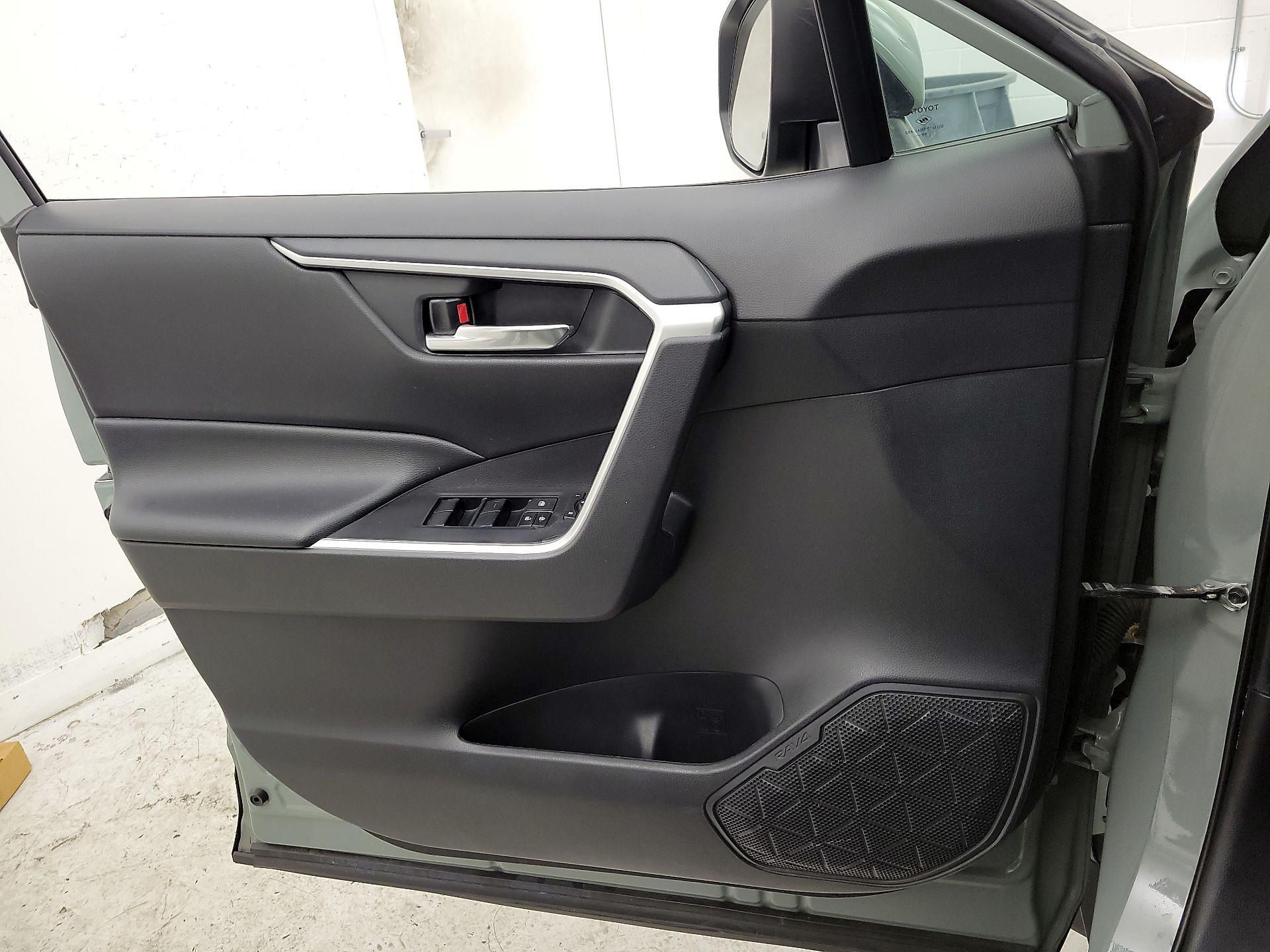 Thumbnail: 2020 Toyota RAV4 - 12