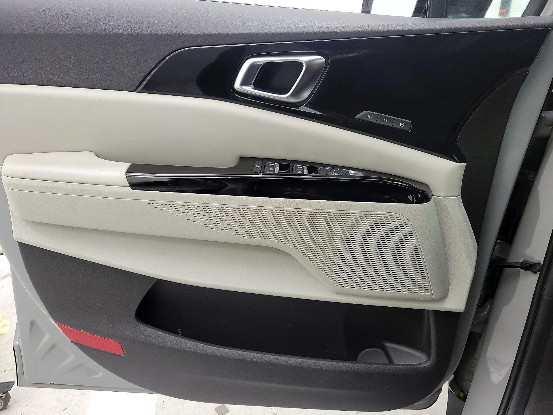 Thumbnail: 2023 Kia Carnival - 12