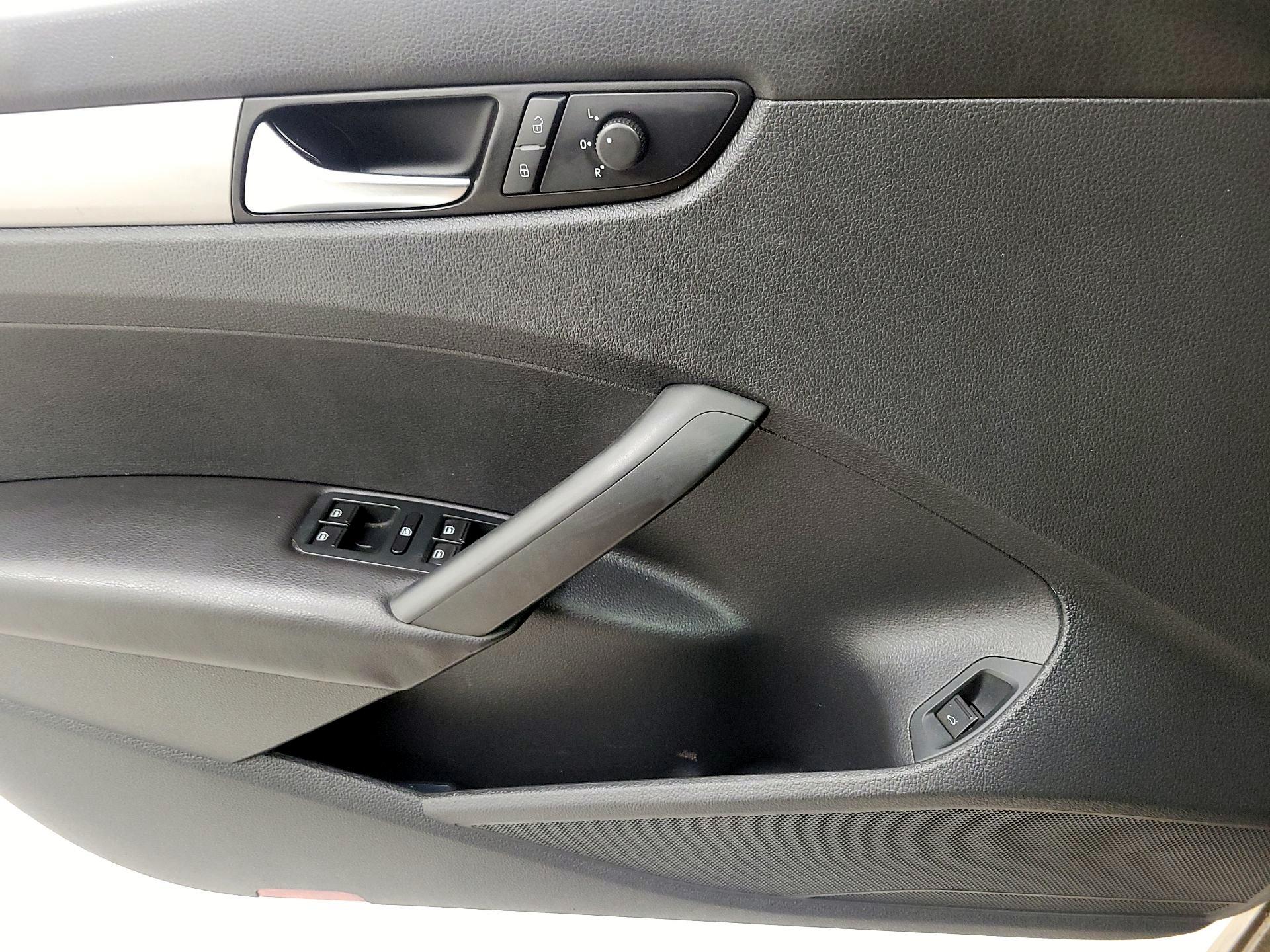 Thumbnail: 2015 Volkswagen Passat - 12
