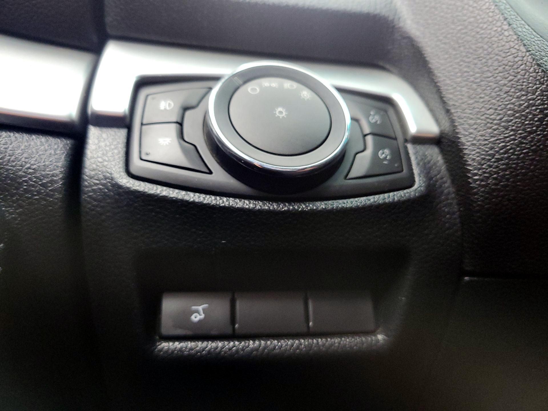 Thumbnail: 2016 Ford Explorer - 13