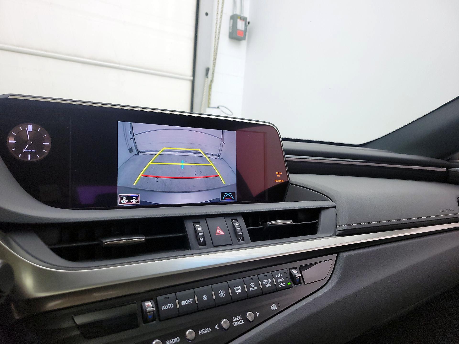 Thumbnail: 2020 Lexus ES - 14
