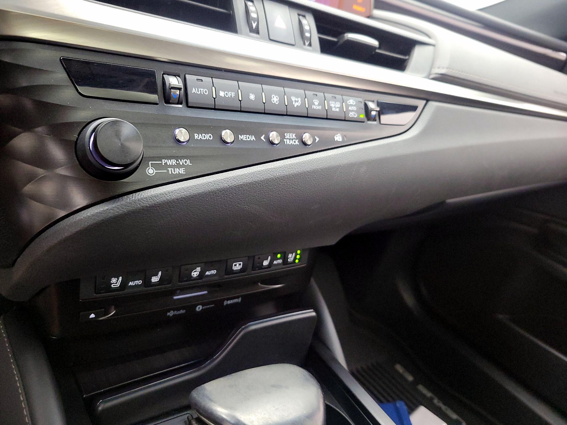Thumbnail: 2020 Lexus ES - 16