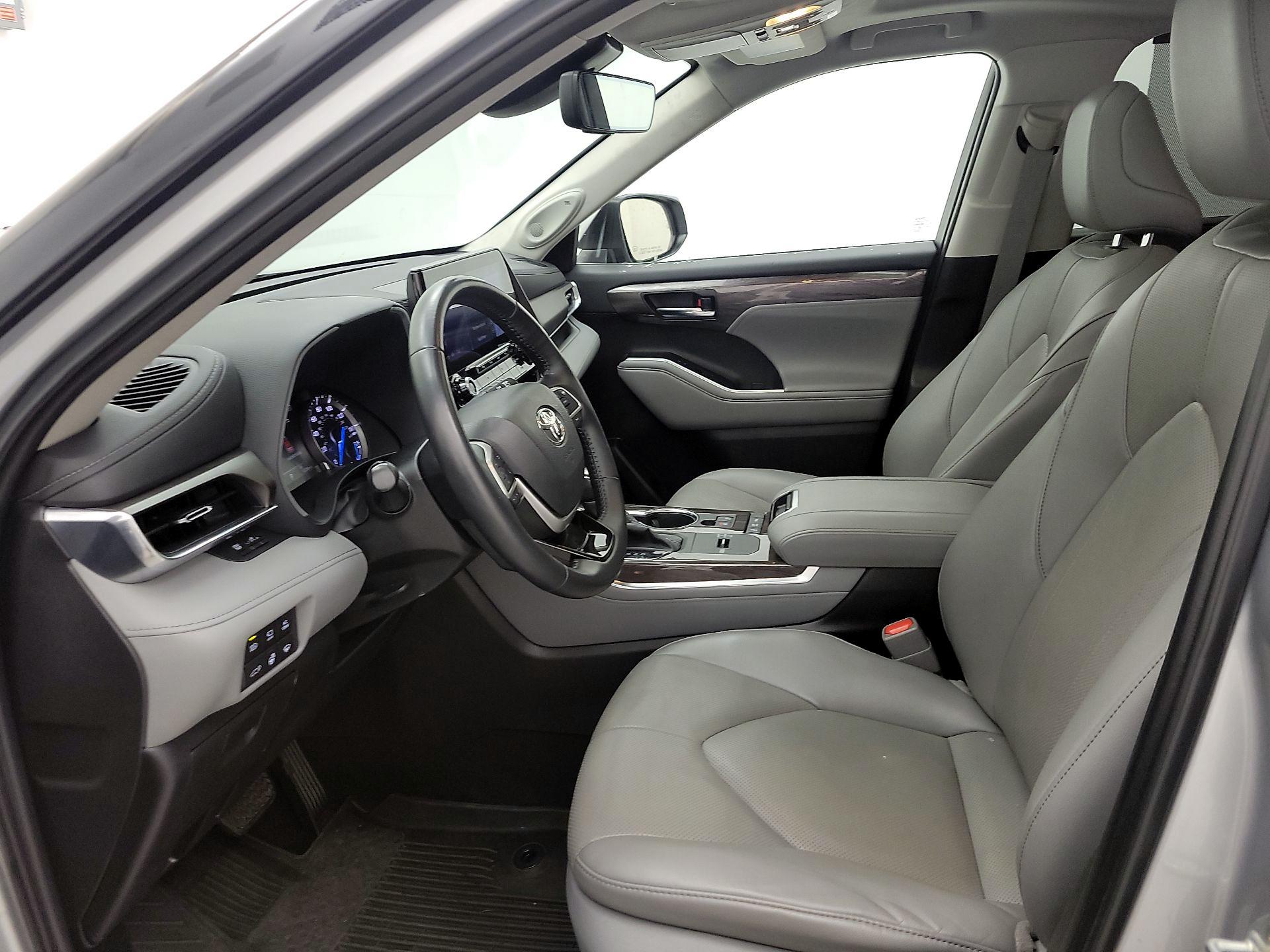 Thumbnail: 2022 Toyota Highlander - 11