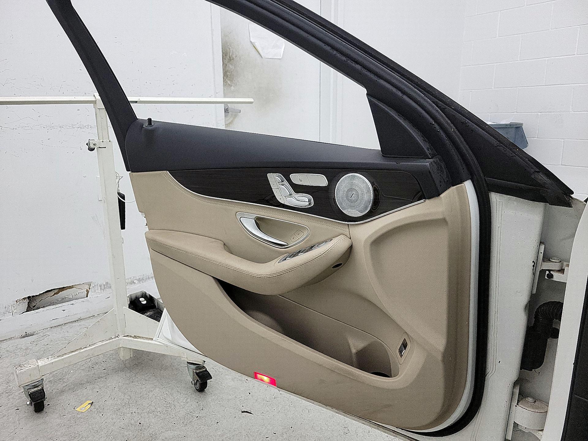 Thumbnail: 2015 Mercedes-Benz C-Class - 12