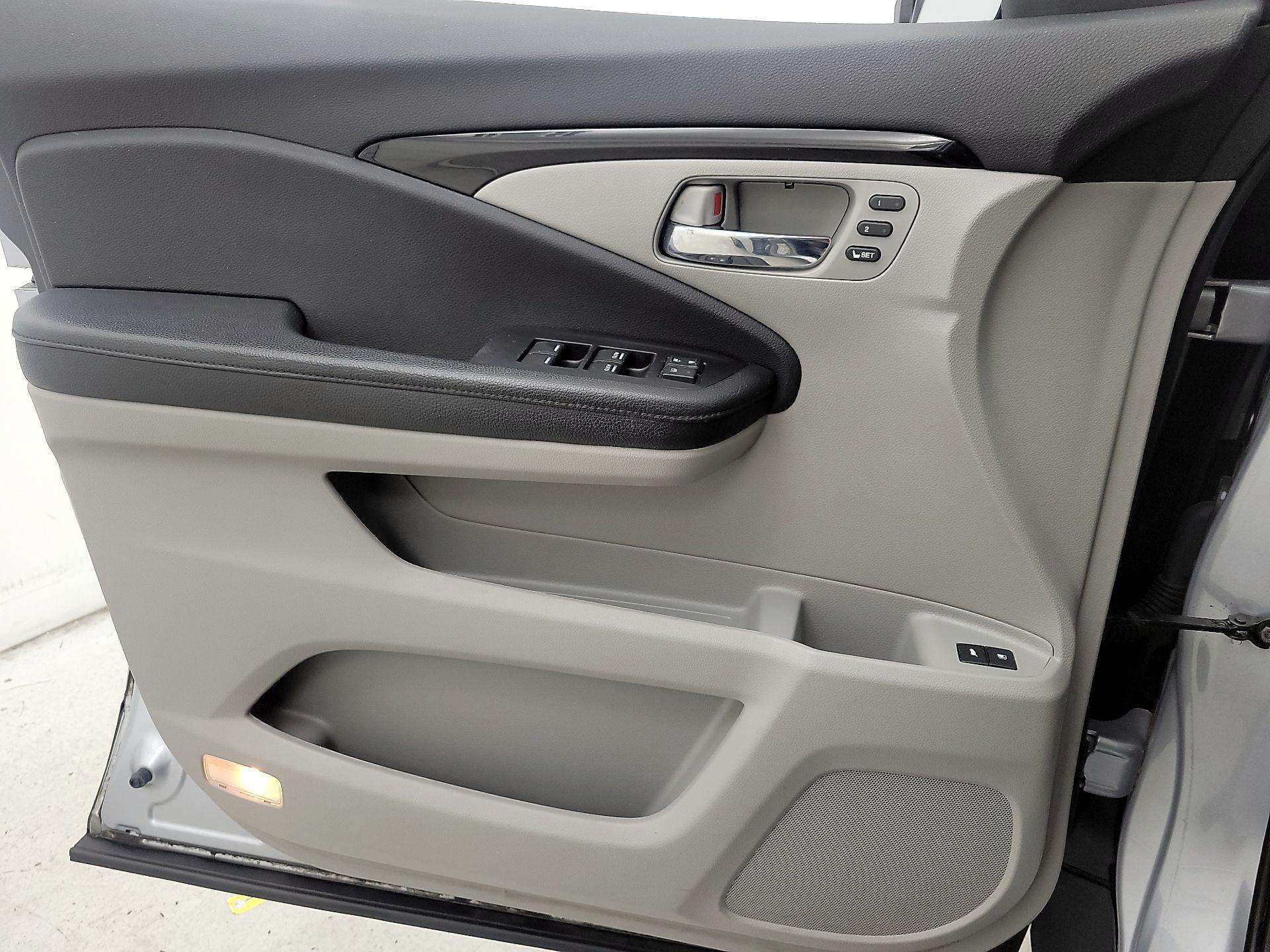 Thumbnail: 2019 Honda Pilot - 12