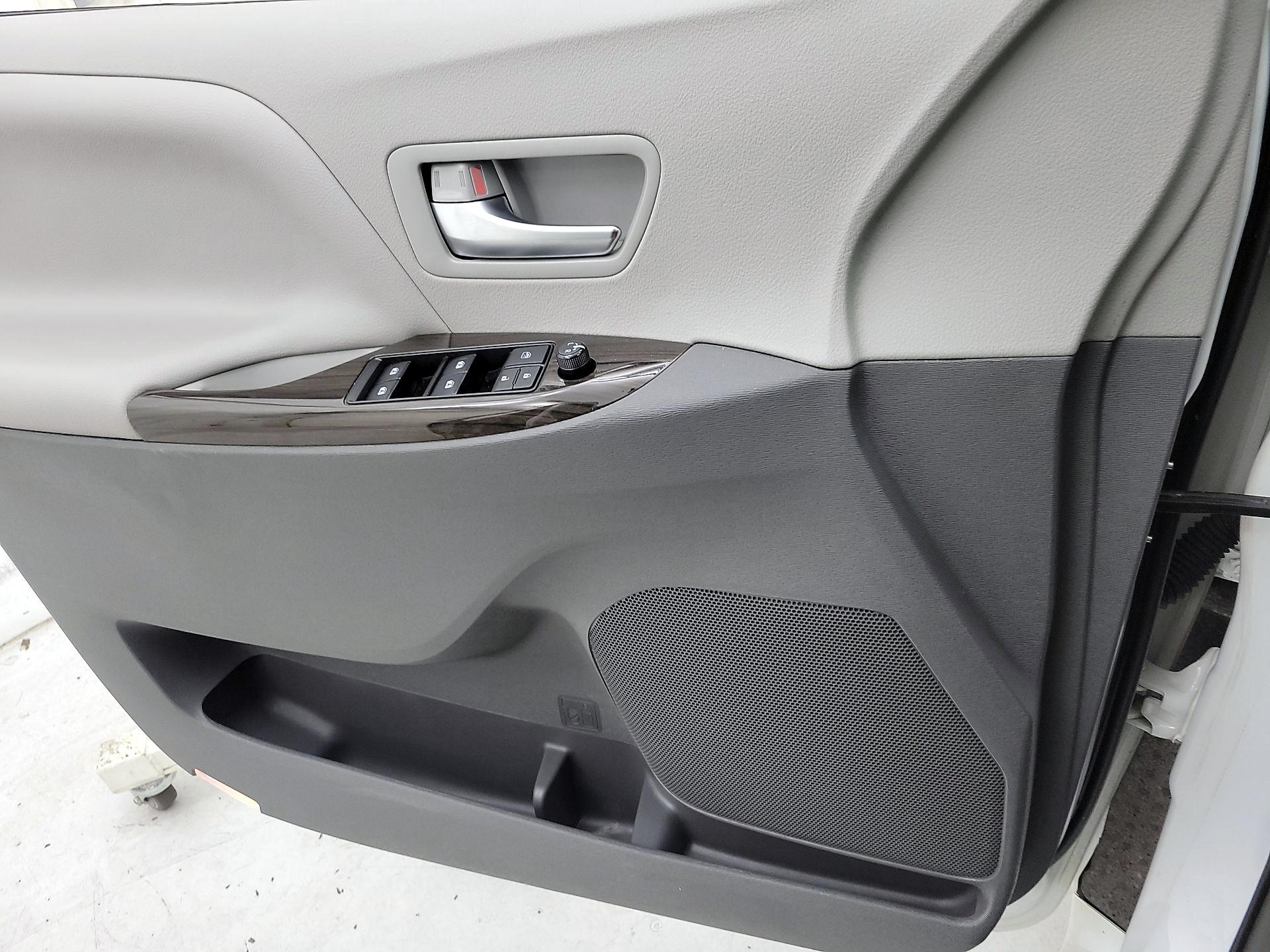Thumbnail: 2019 Toyota Sienna - 12