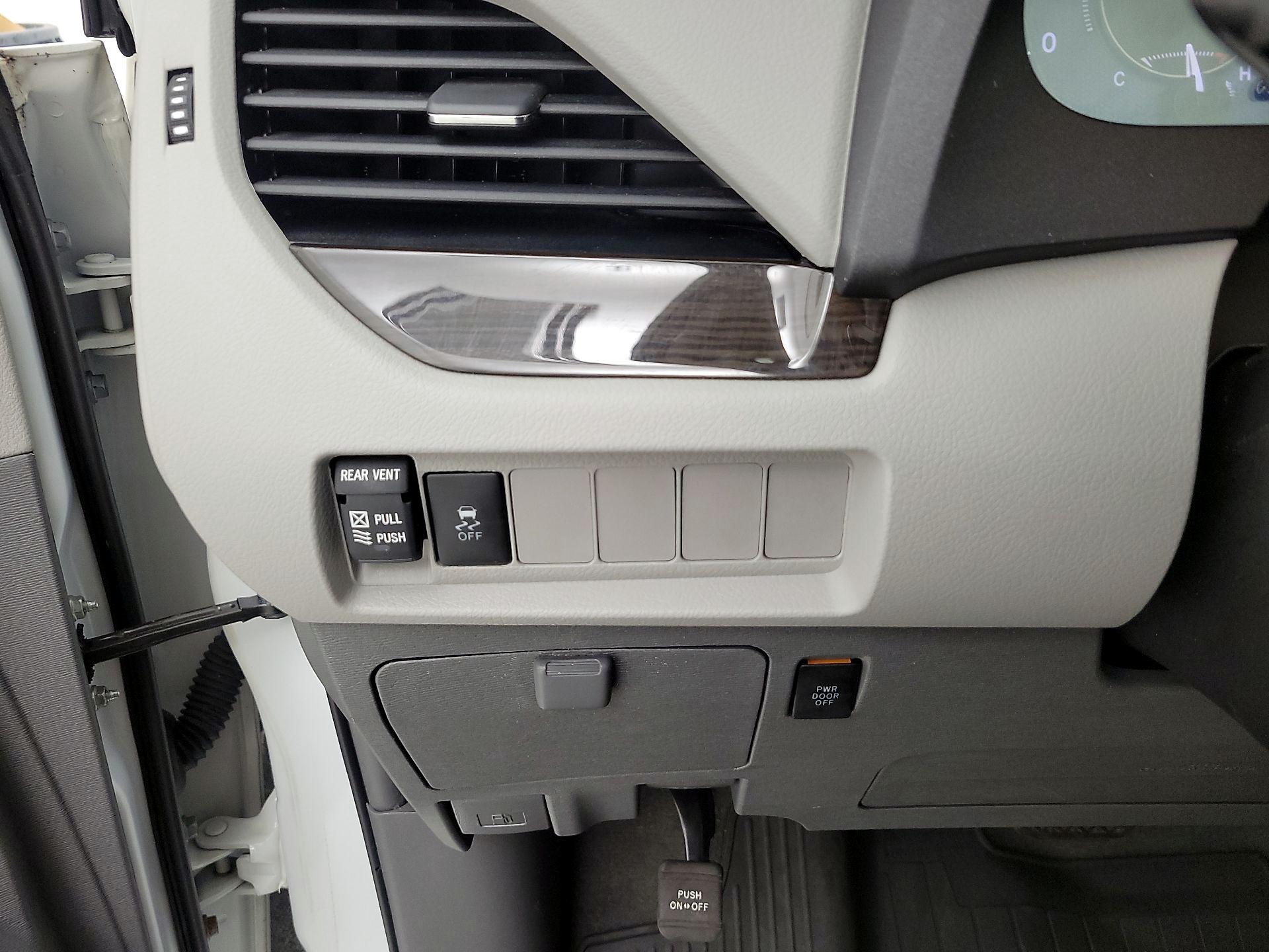 Thumbnail: 2019 Toyota Sienna - 13