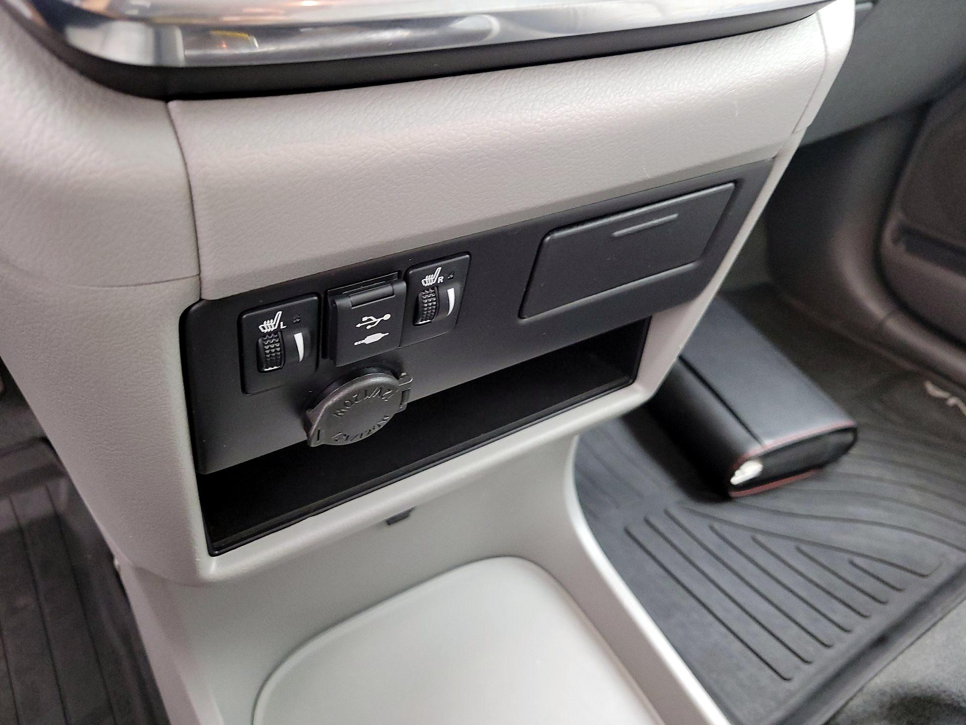 Thumbnail: 2019 Toyota Sienna - 18