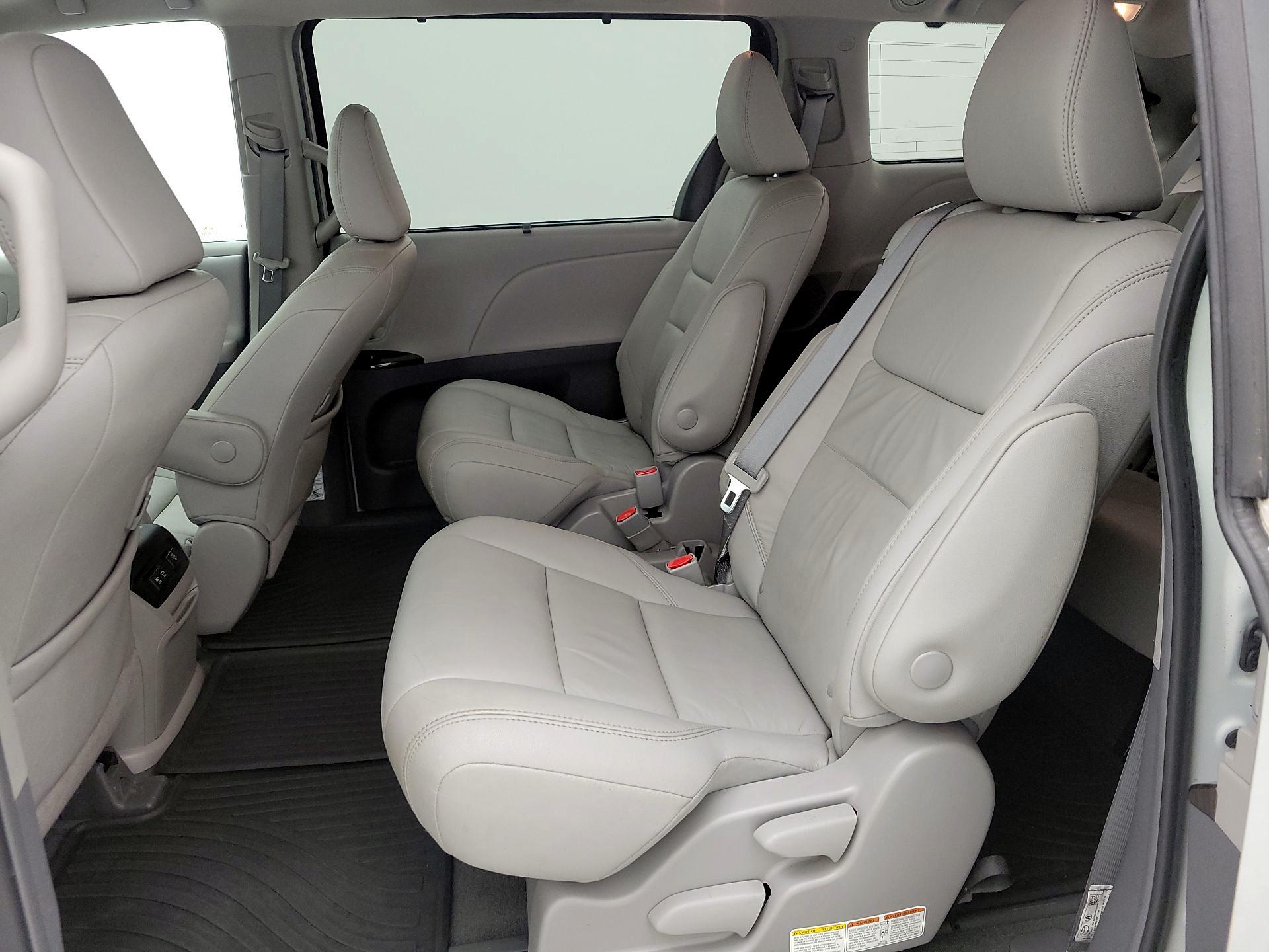 Thumbnail: 2019 Toyota Sienna - 20
