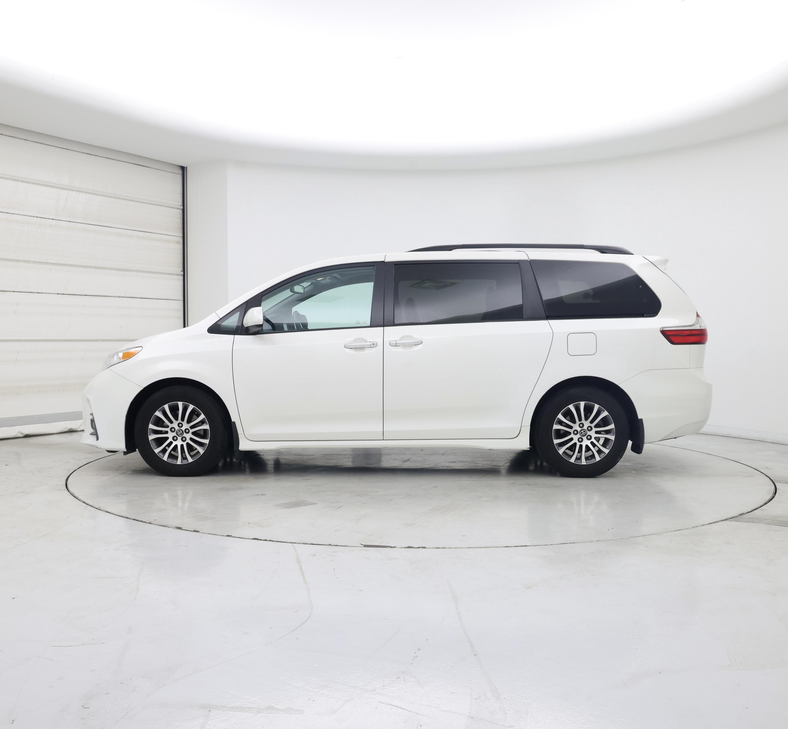 Thumbnail: 2019 Toyota Sienna - 3