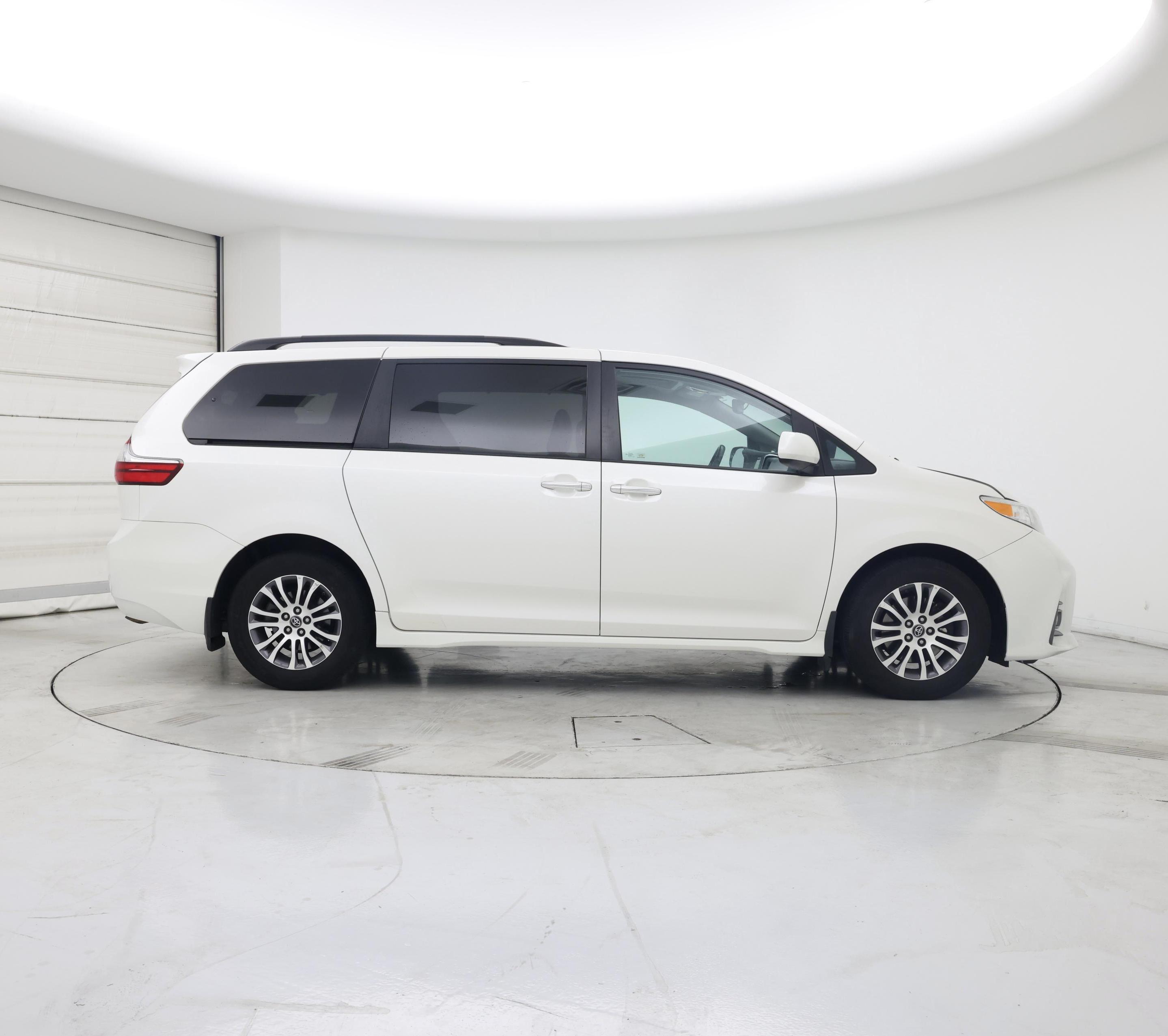 Thumbnail: 2019 Toyota Sienna - 7