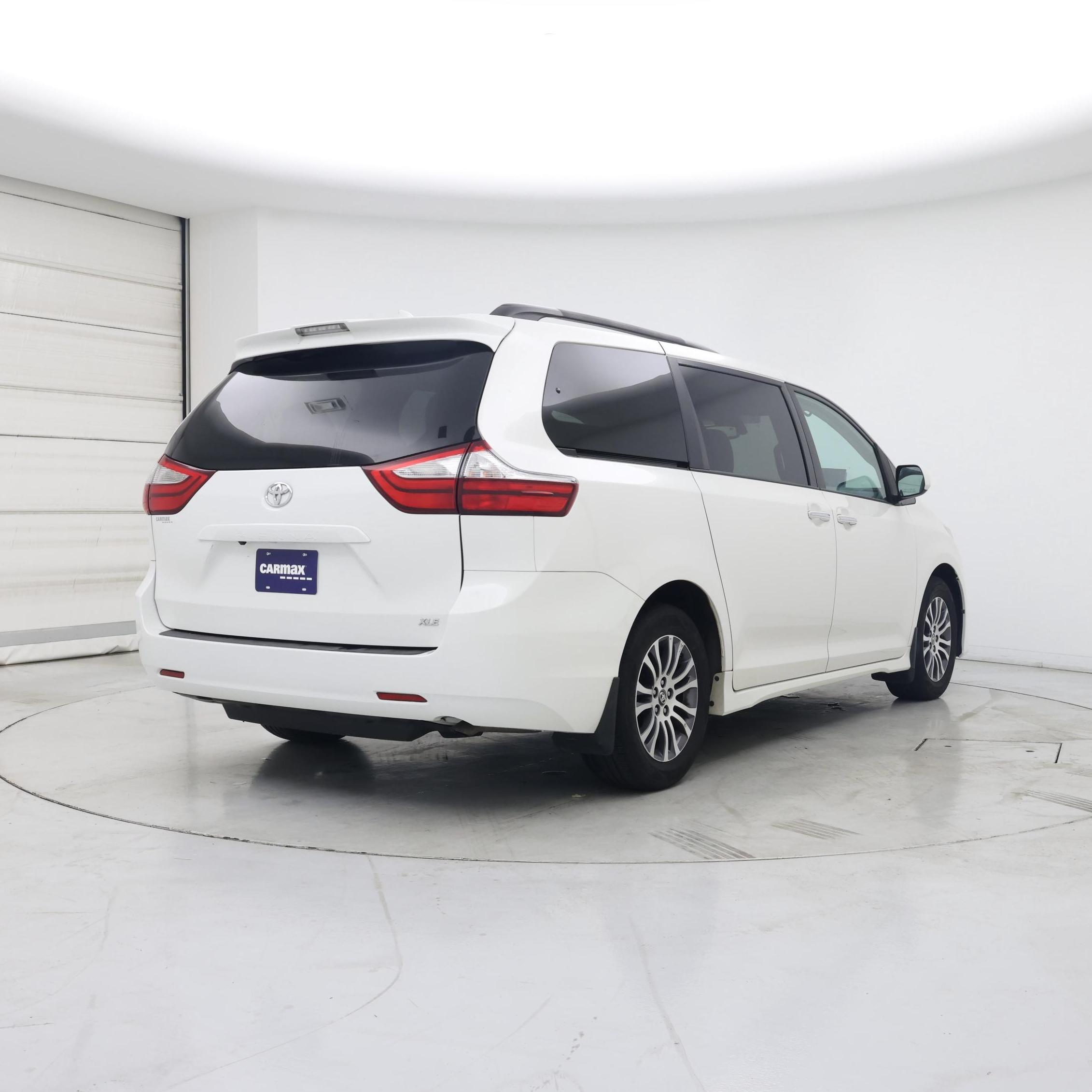 Thumbnail: 2019 Toyota Sienna - 8