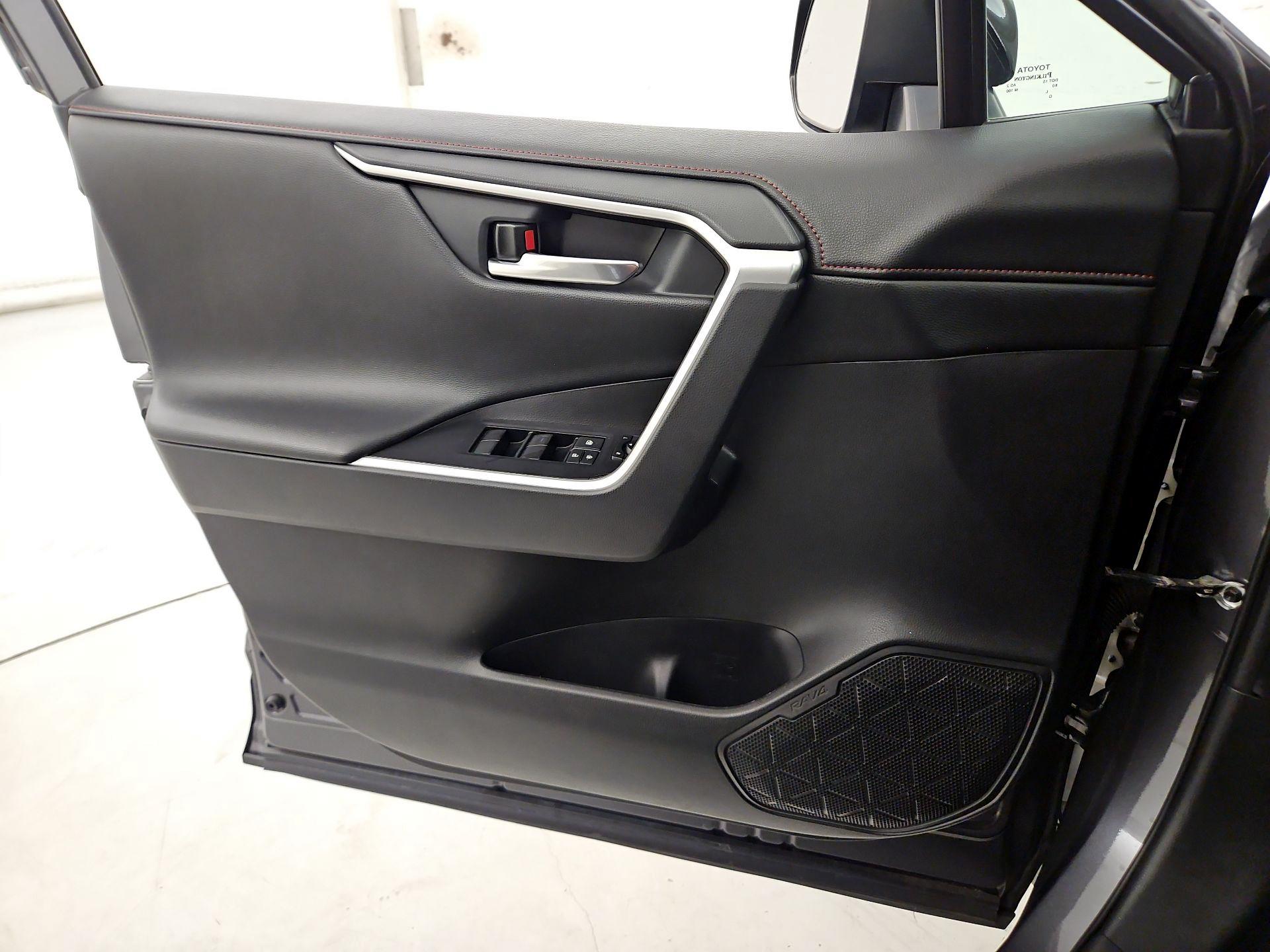 Thumbnail: 2020 Toyota RAV4 - 12