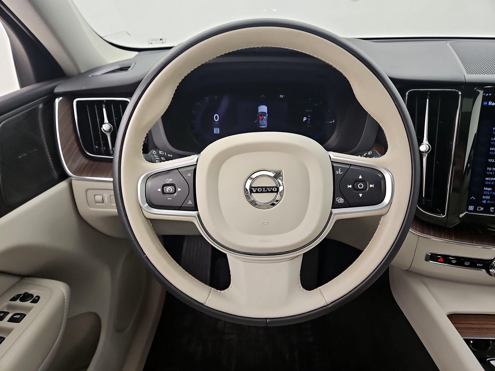 Thumbnail: 2022 Volvo XC60 - 10
