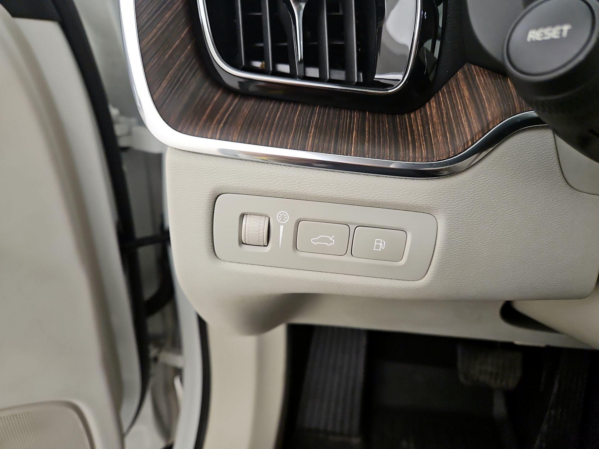 Thumbnail: 2022 Volvo XC60 - 13