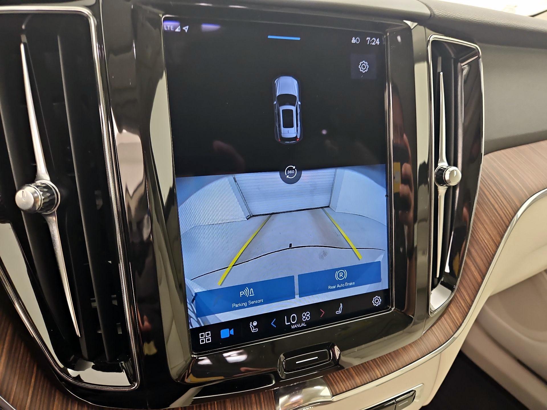 Thumbnail: 2022 Volvo XC60 - 14