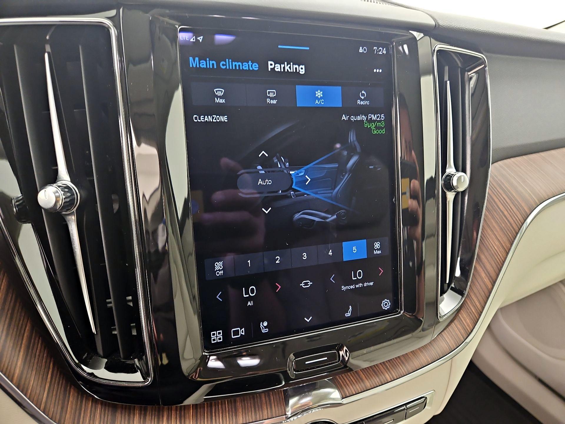 Thumbnail: 2022 Volvo XC60 - 16