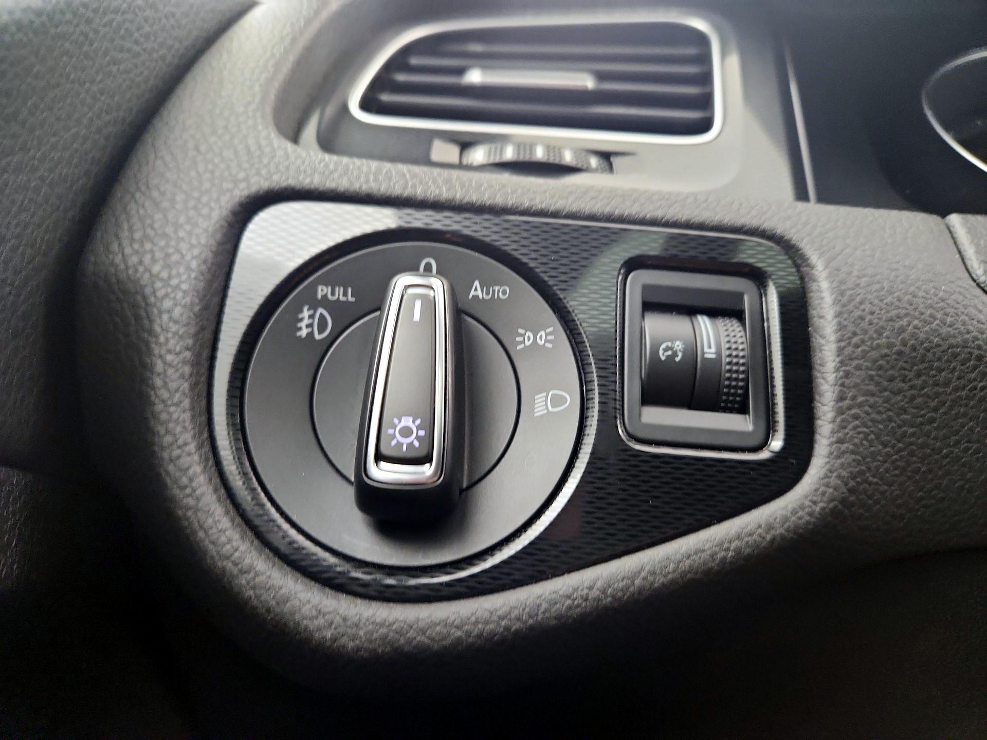 Thumbnail: 2015 Volkswagen Golf - 11