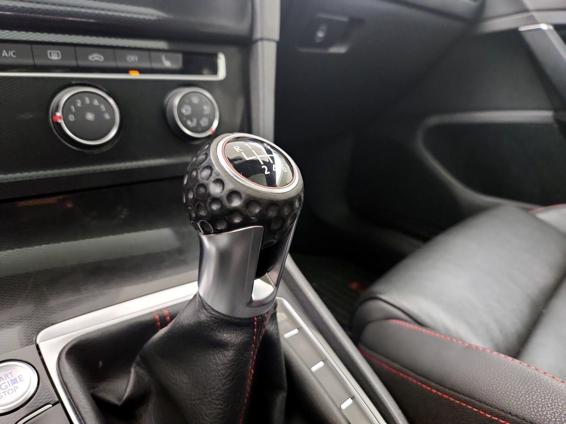 Thumbnail: 2015 Volkswagen Golf - 15