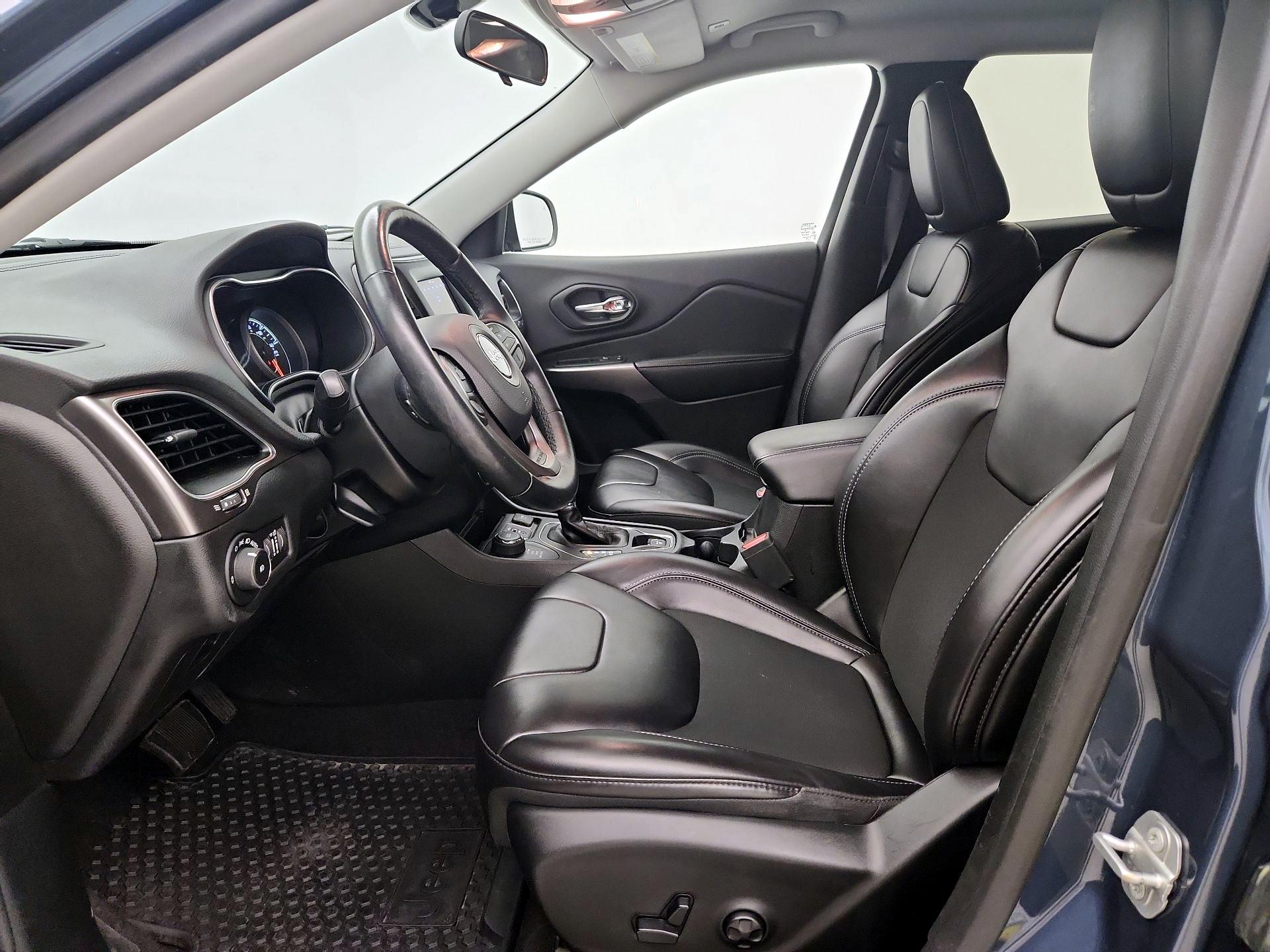 Thumbnail: 2019 Jeep Cherokee - 11