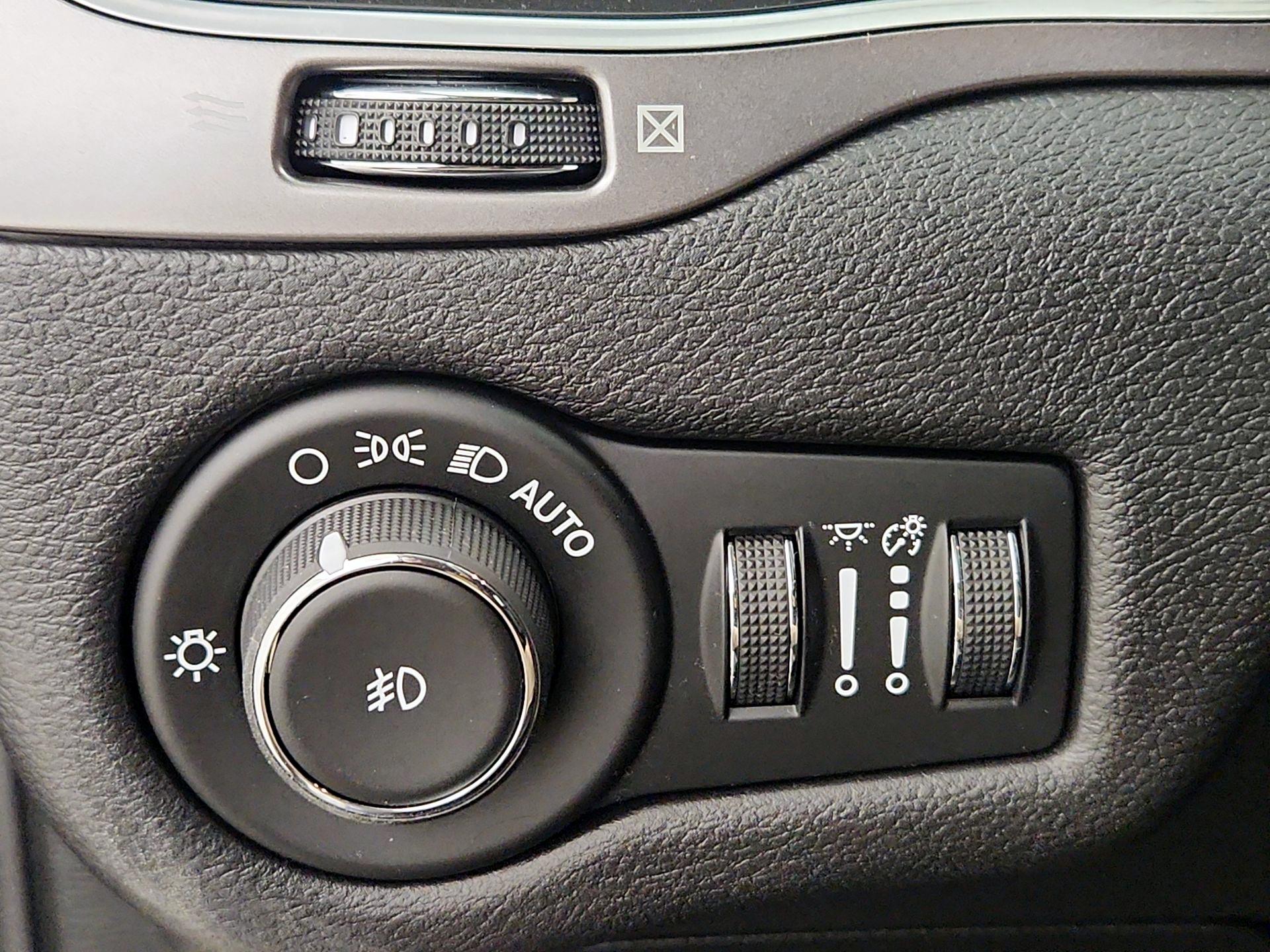 Thumbnail: 2019 Jeep Cherokee - 13