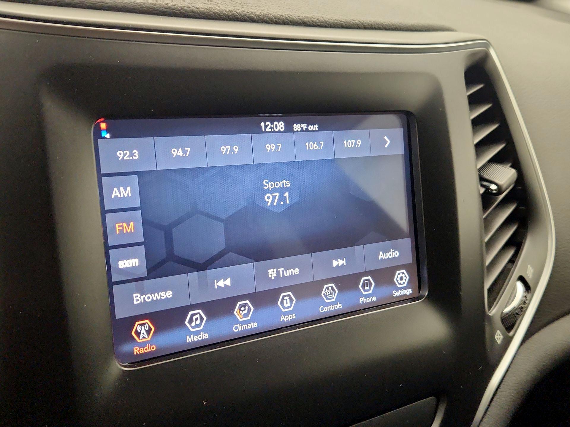 Thumbnail: 2019 Jeep Cherokee - 15