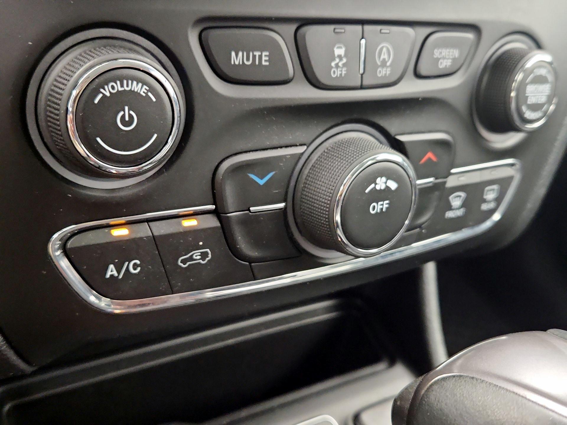 Thumbnail: 2019 Jeep Cherokee - 16