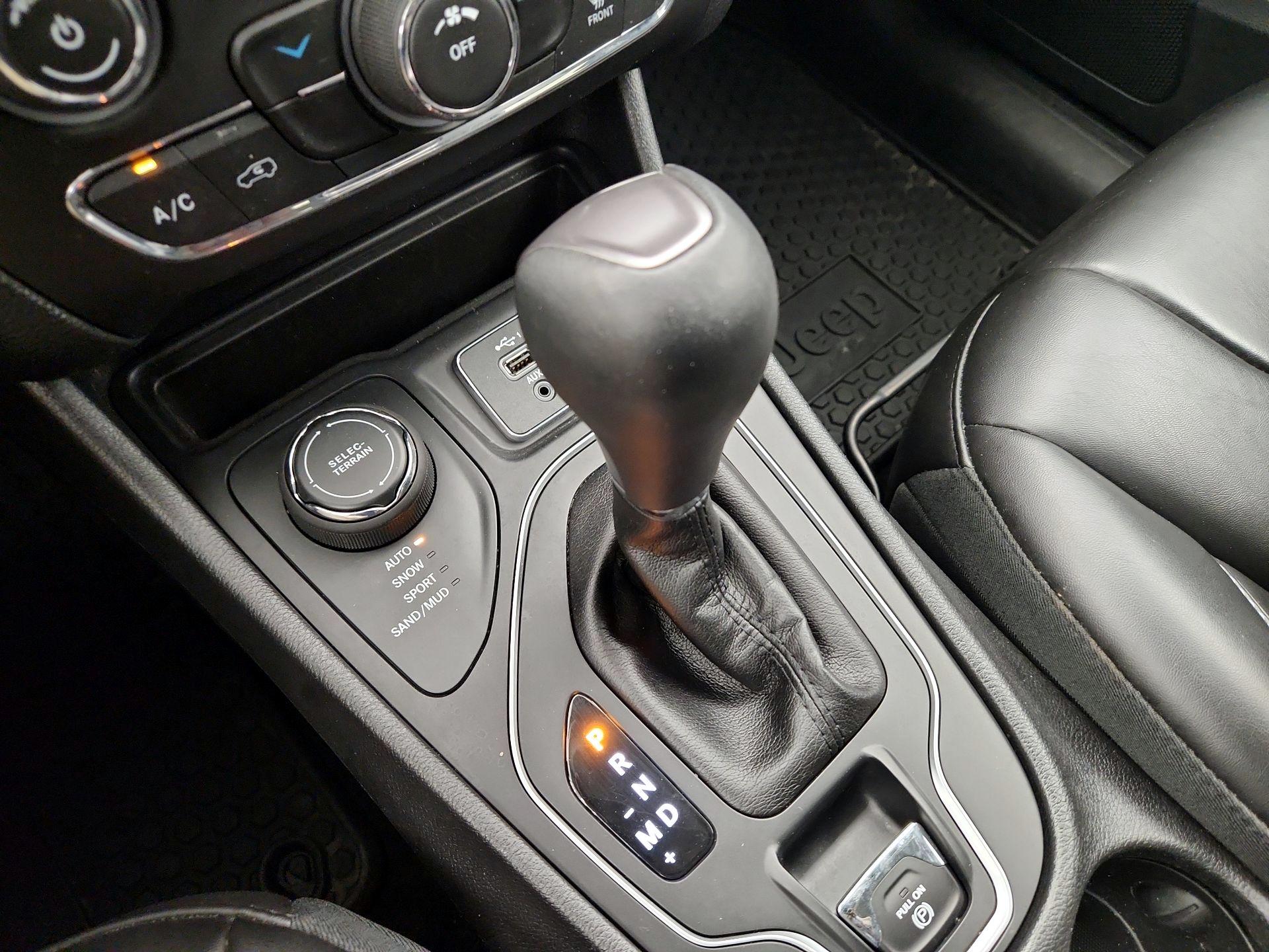 Thumbnail: 2019 Jeep Cherokee - 17