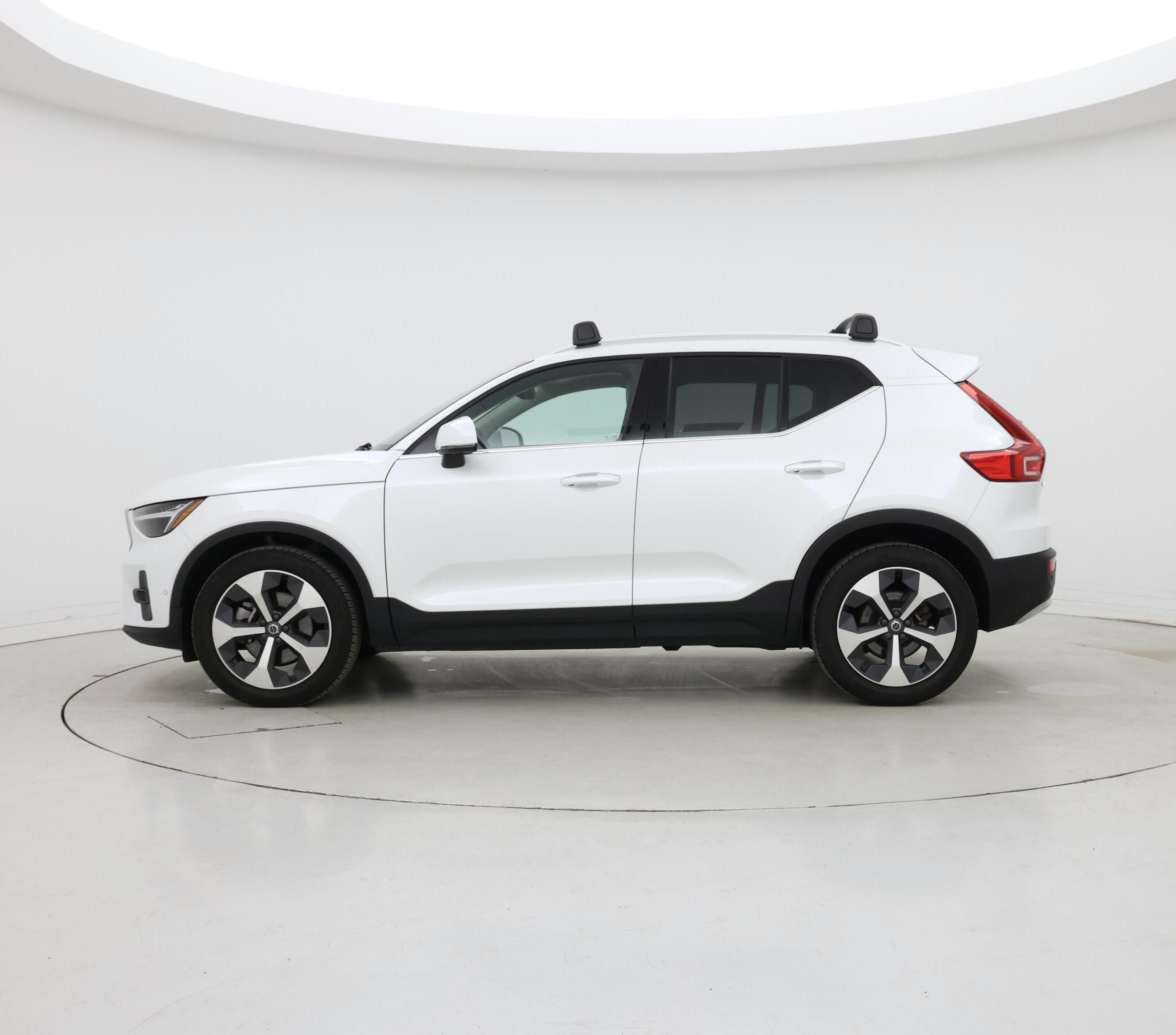 Thumbnail: 2023 Volvo XC40 - 3
