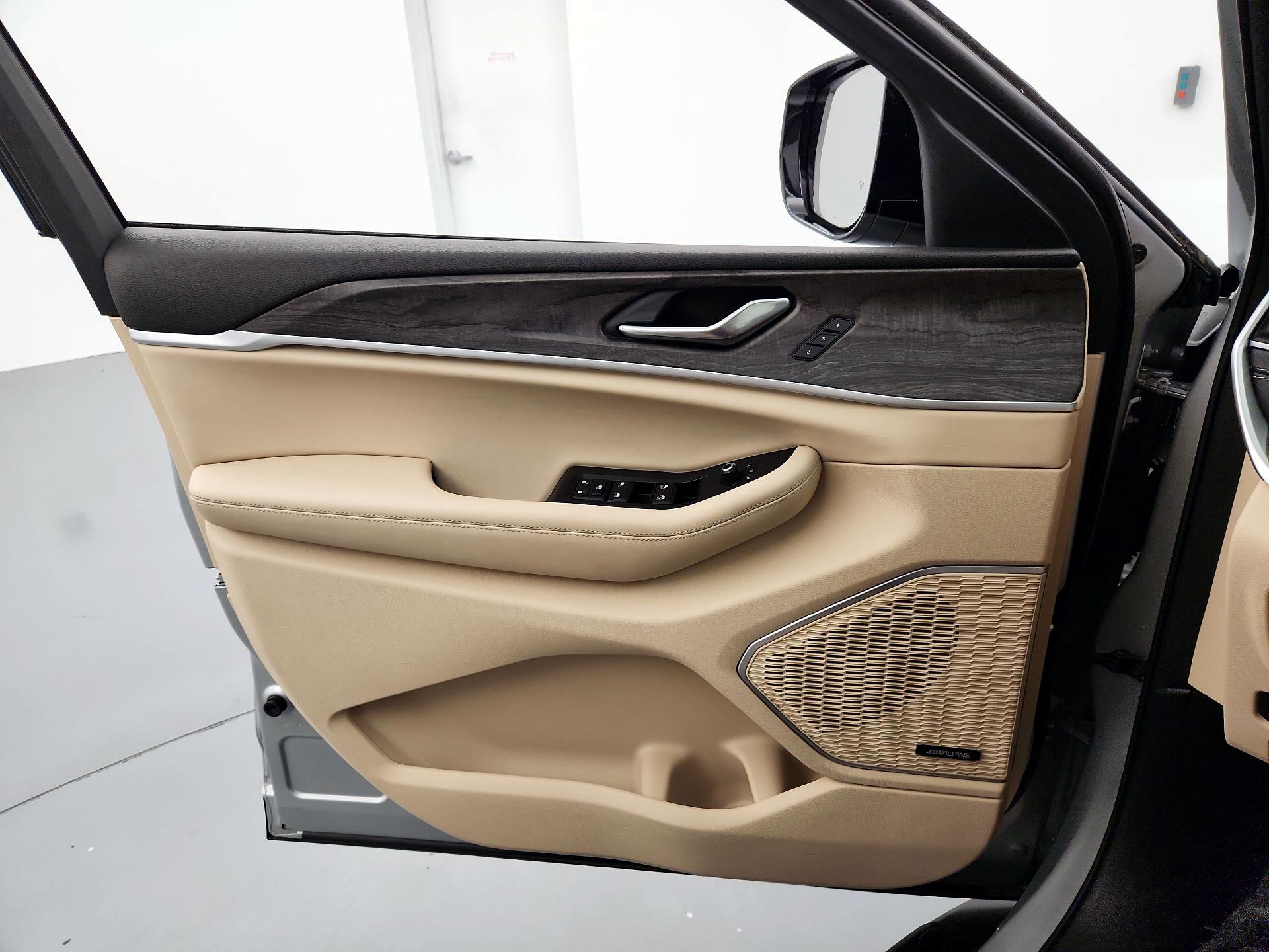 Thumbnail: 2022 Jeep Grand Cherokee - 12