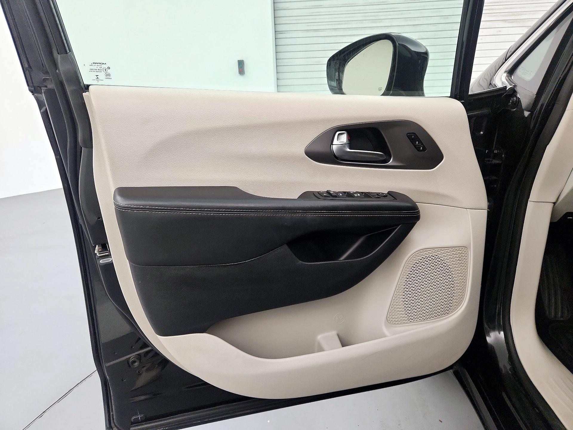 Thumbnail: 2022 Chrysler Pacifica - 12
