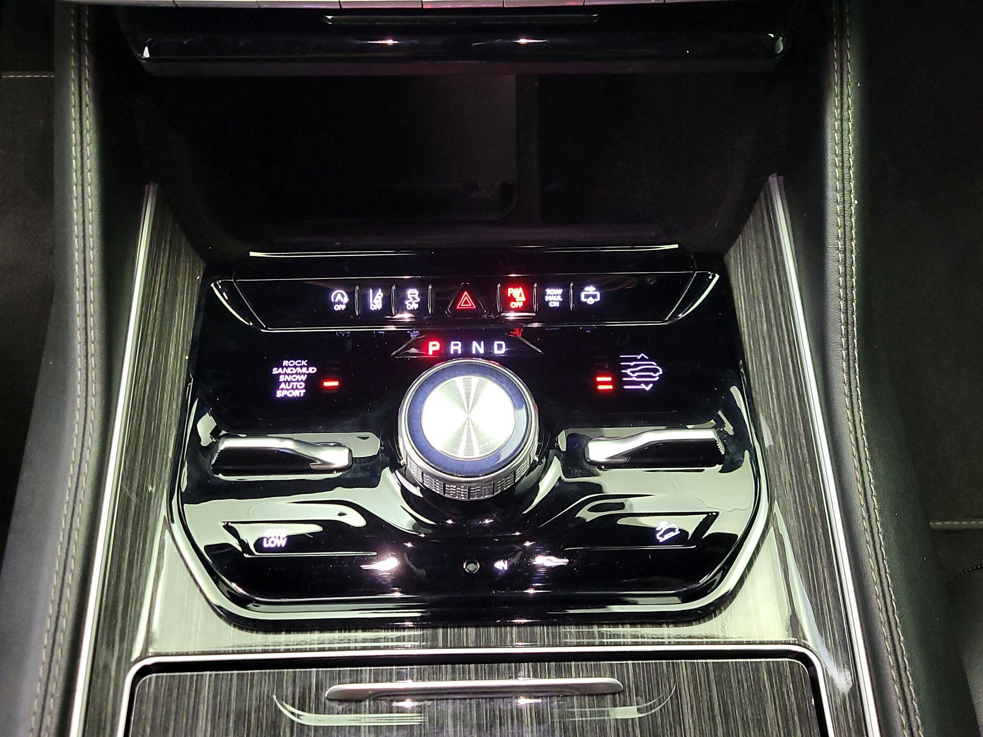 Thumbnail: 2022 Jeep Wagoneer - 18