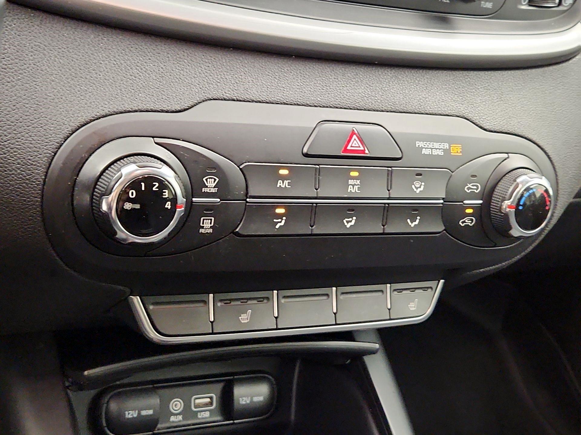 Thumbnail: 2016 Kia Sorento - 16