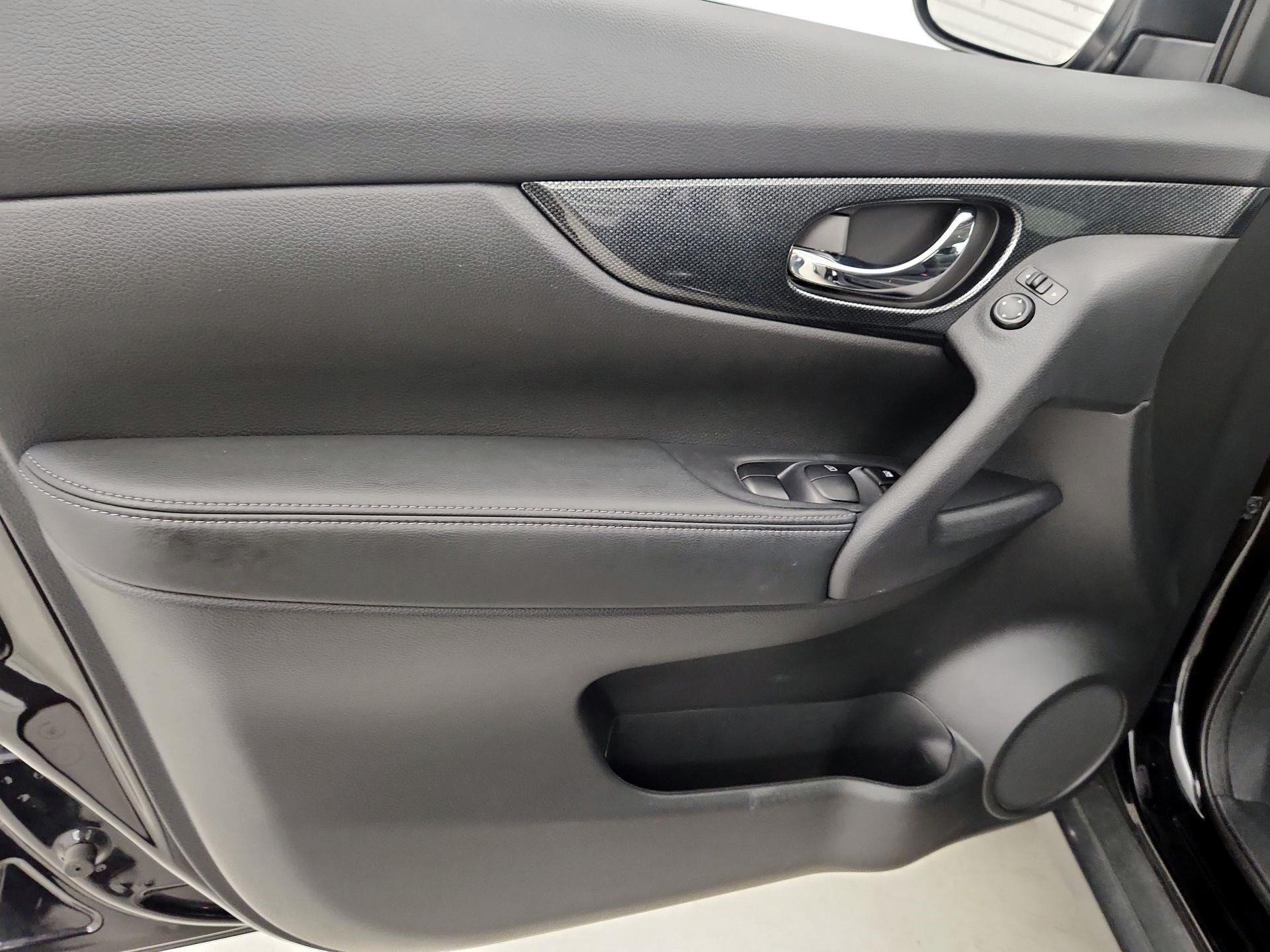 Thumbnail: 2015 Nissan Rogue - 12