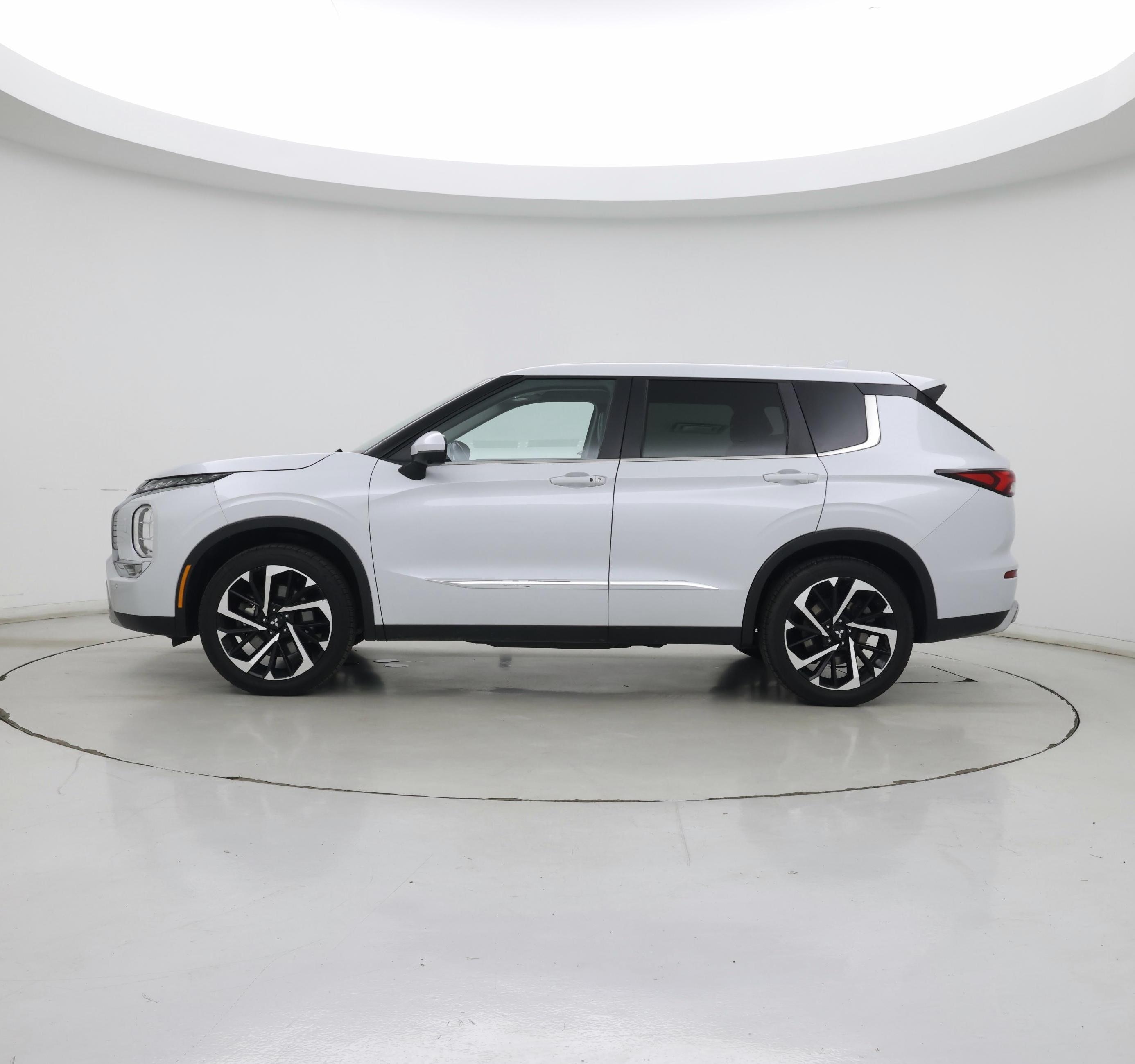 Thumbnail: 2022 Mitsubishi Outlander - 3