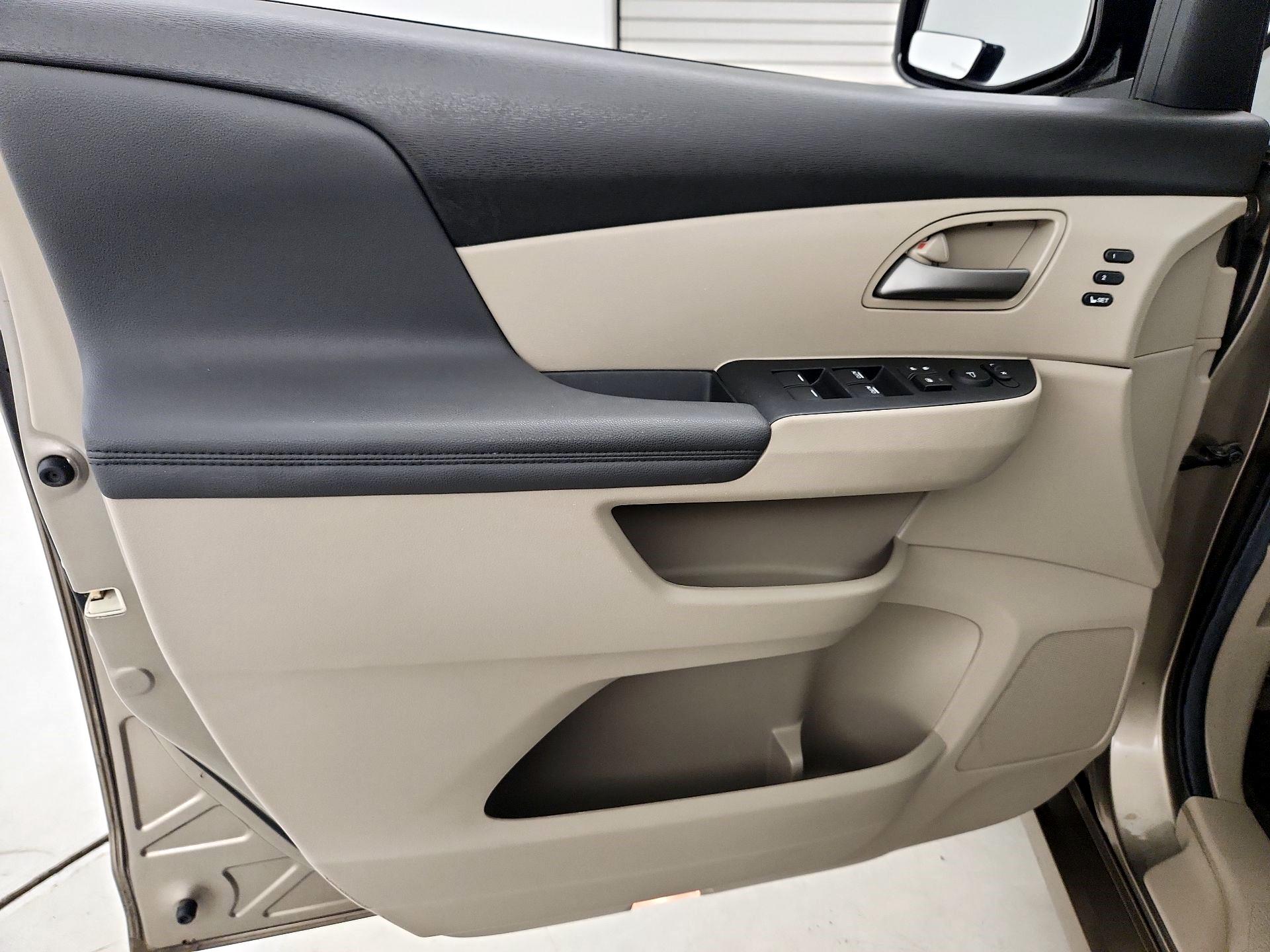 Thumbnail: 2013 Honda Odyssey - 10