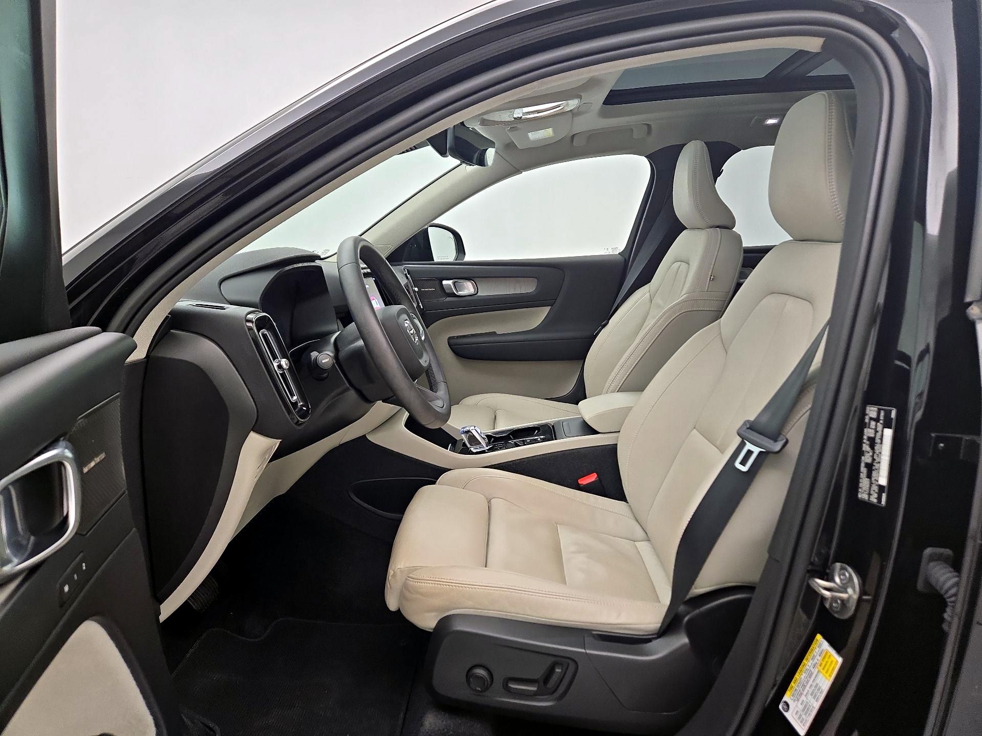 Thumbnail: 2023 Volvo XC40 - 11