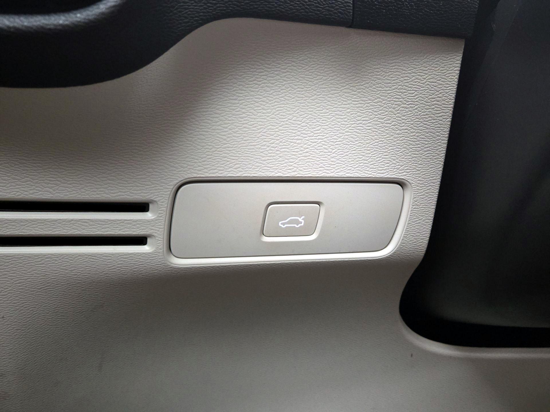 Thumbnail: 2023 Volvo XC40 - 13