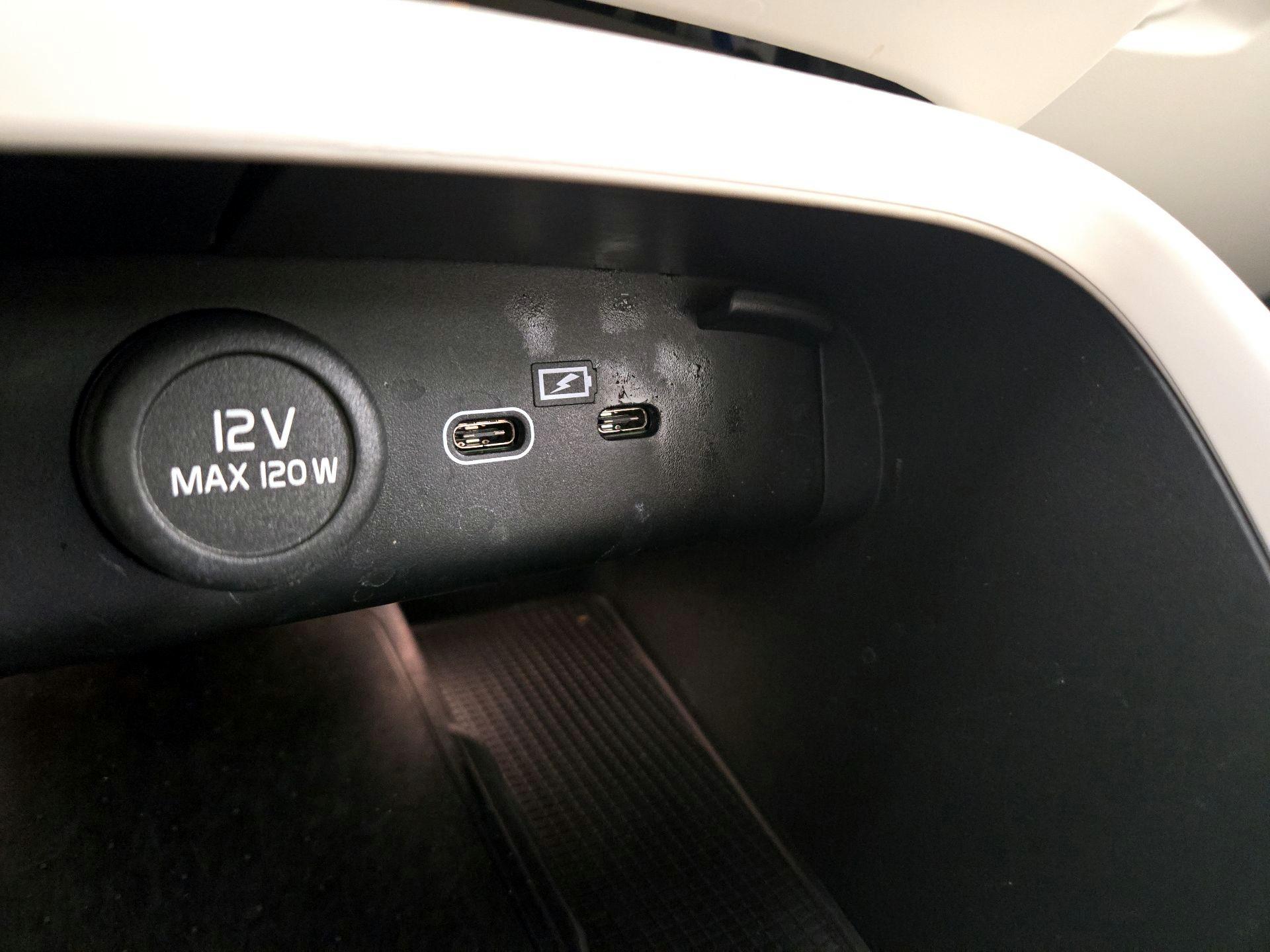 Thumbnail: 2023 Volvo XC40 - 18