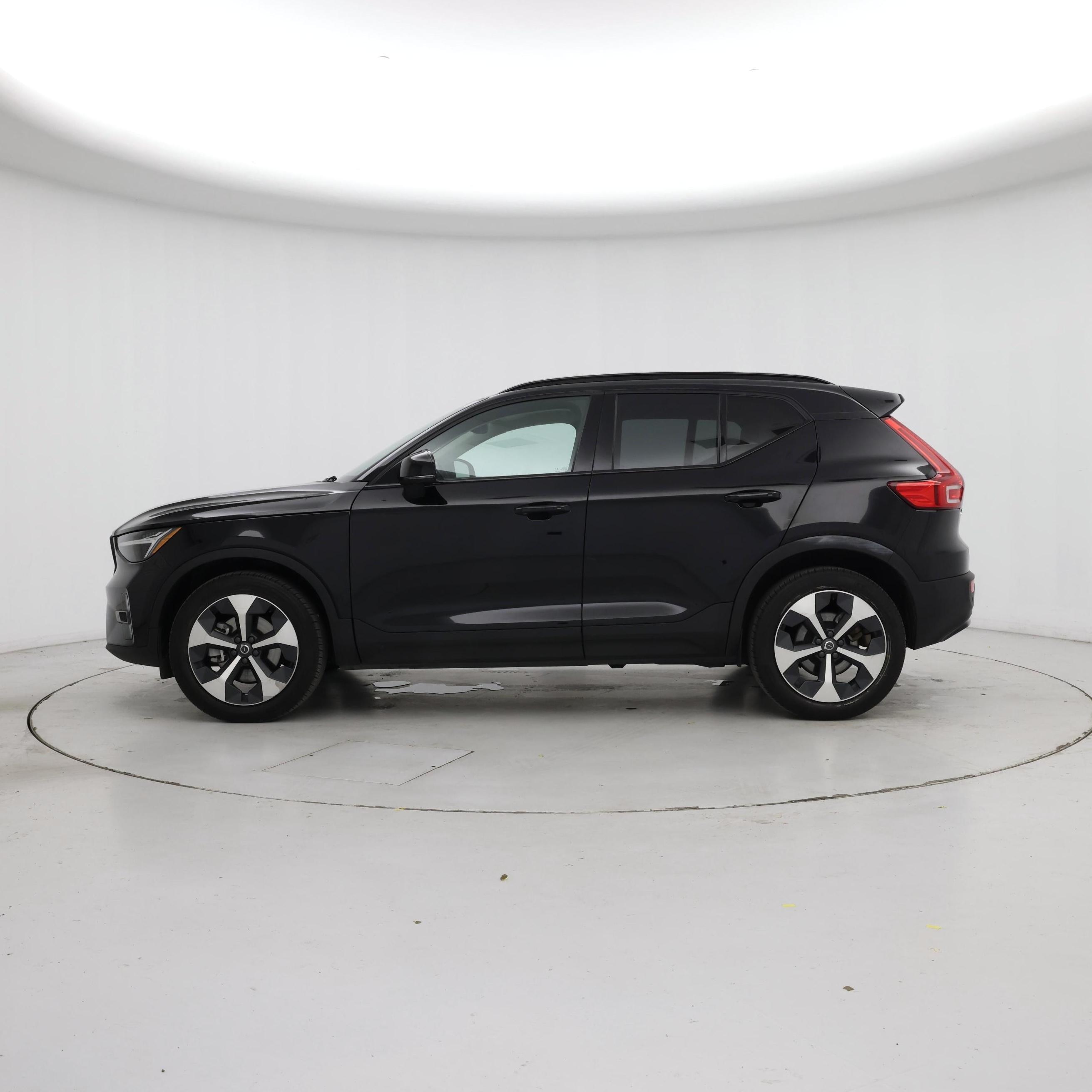 Thumbnail: 2023 Volvo XC40 - 3